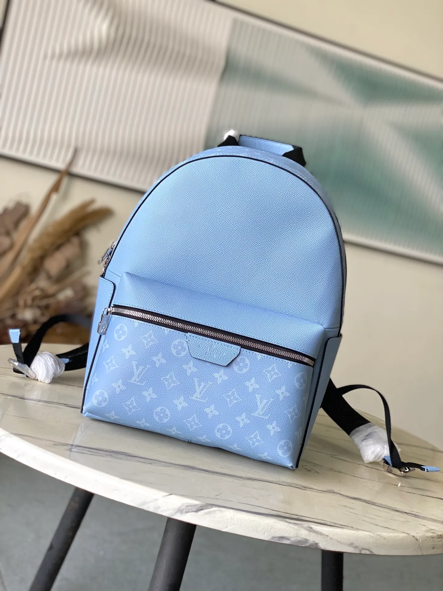 💰1520 (top-grain leather) top original order M14072 This Discovery small backpack is made of Monogram canvas and Taiga cow leather, paying tribute to the clear spring sky with refreshing colors. The roomy front pocket is functional, the generous interior is lined with elegant fabric and multiple patch pockets, and the top handle adds carrying options. Dimensions: 29 × 38 × 20 cm