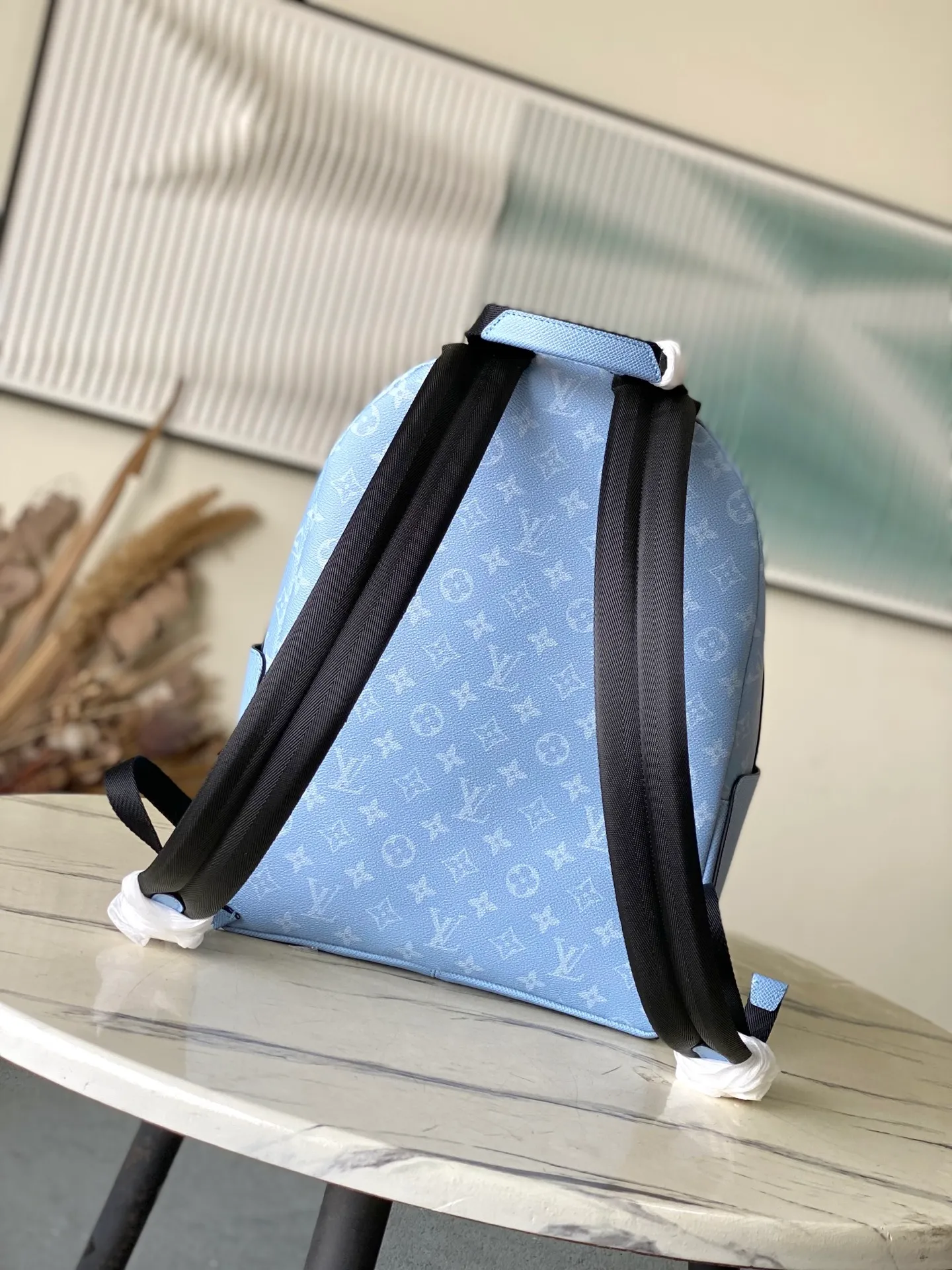 💰1520 (top-grain leather) top original order M14072 This Discovery small backpack is made of Monogram canvas and Taiga cow leather, paying tribute to the clear spring sky with refreshing colors. The roomy front pocket is functional, the generous interior is lined with elegant fabric and multiple patch pockets, and the top handle adds carrying options. Dimensions: 29 × 38 × 20 cm