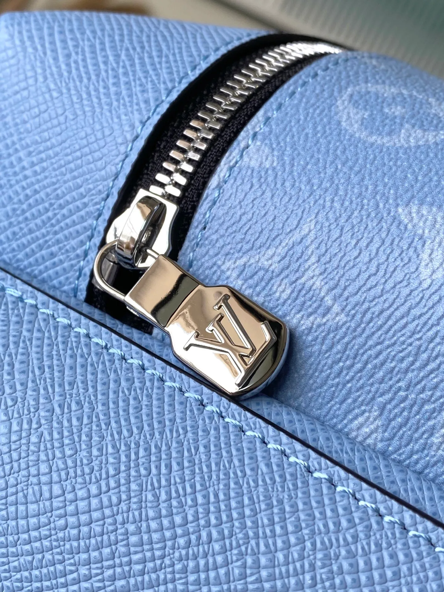 💰1520 (top-grain leather) top original order M14072 This Discovery small backpack is made of Monogram canvas and Taiga cow leather, paying tribute to the clear spring sky with refreshing colors. The roomy front pocket is functional, the generous interior is lined with elegant fabric and multiple patch pockets, and the top handle adds carrying options. Dimensions: 29 × 38 × 20 cm