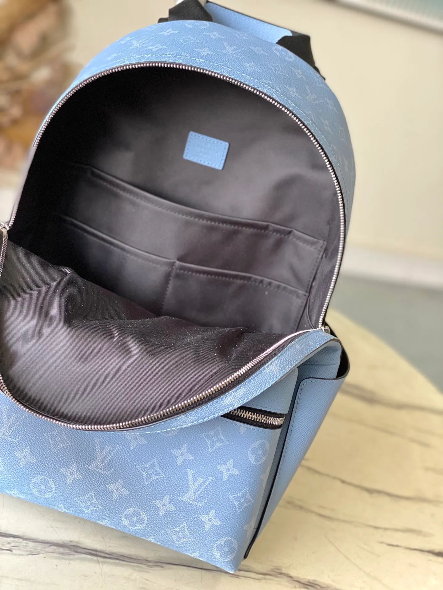 💰1520 (top-grain leather) top original order M14072 This Discovery small backpack is made of Monogram canvas and Taiga cow leather, paying tribute to the clear spring sky with refreshing colors. The roomy front pocket is functional, the generous interior is lined with elegant fabric and multiple patch pockets, and the top handle adds carrying options. Dimensions: 29 × 38 × 20 cm