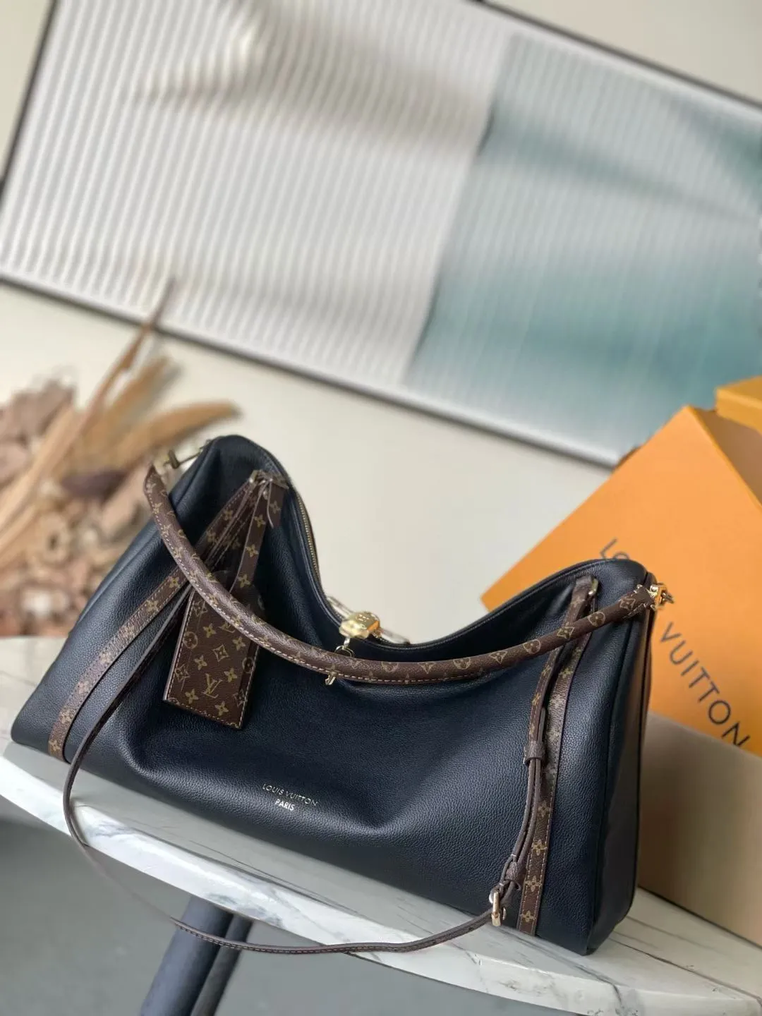 💰1340 (top-grain leather) top original M26037 Express Travel large handbag is made of soft cow leather and Monogram fabric lining to create a soft structure, showing Nicolas Ghesquiere's modern interpretation of the Keepall handbag. Ample space combined with flexible carrying options makes it an ideal choice for urban travelers. Dimensions: 45 × 20 × 27 cm