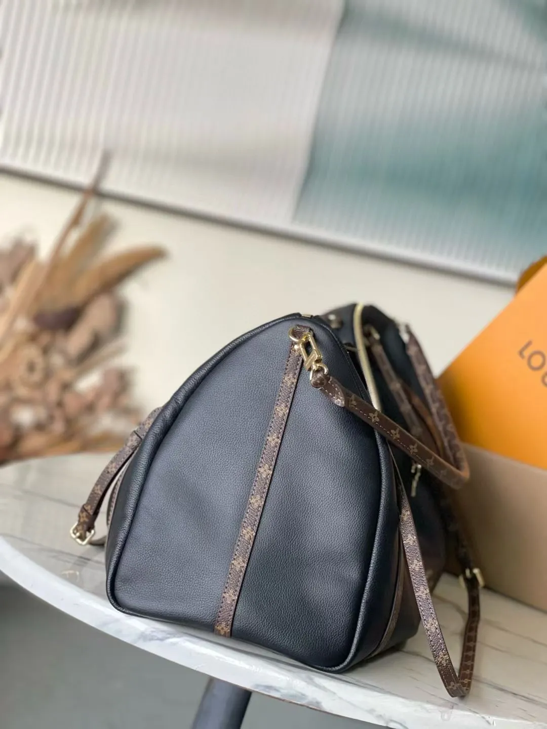 💰1340 (top-grain leather) top original M26037 Express Travel large handbag is made of soft cow leather and Monogram fabric lining to create a soft structure, showing Nicolas Ghesquiere's modern interpretation of the Keepall handbag. Ample space combined with flexible carrying options makes it an ideal choice for urban travelers. Dimensions: 45 × 20 × 27 cm