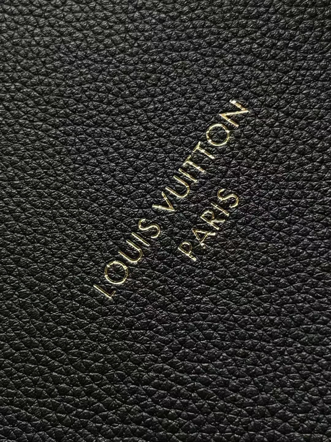 💰1340 (top-grain leather) top original M26037 Express Travel large handbag is made of soft cow leather and Monogram fabric lining to create a soft structure, showing Nicolas Ghesquiere's modern interpretation of the Keepall handbag. Ample space combined with flexible carrying options makes it an ideal choice for urban travelers. Dimensions: 45 × 20 × 27 cm