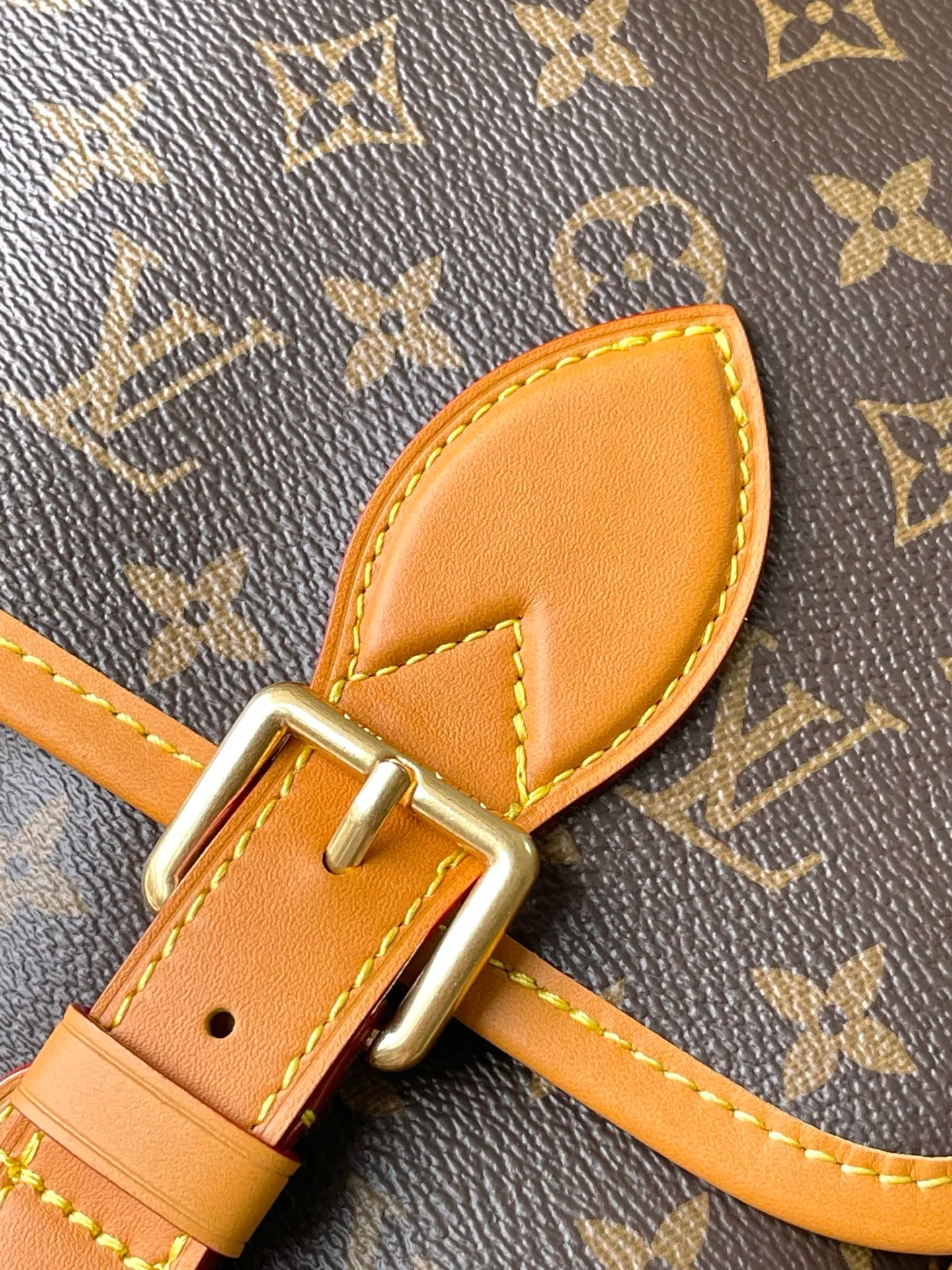 💰1140 Top Original Order M14723 This Satchel messenger bag draws inspiration from the classic Gibeciere handbag in the 1990s, using Monogram canvas with cow leather trim. It has a flap closure with a subtle buckle, a chic front pocket and a padded interior pocket for laptops that are functional, while the retro style can easily brighten up any look. Dimensions: 35.5 × 24 × 12 cm