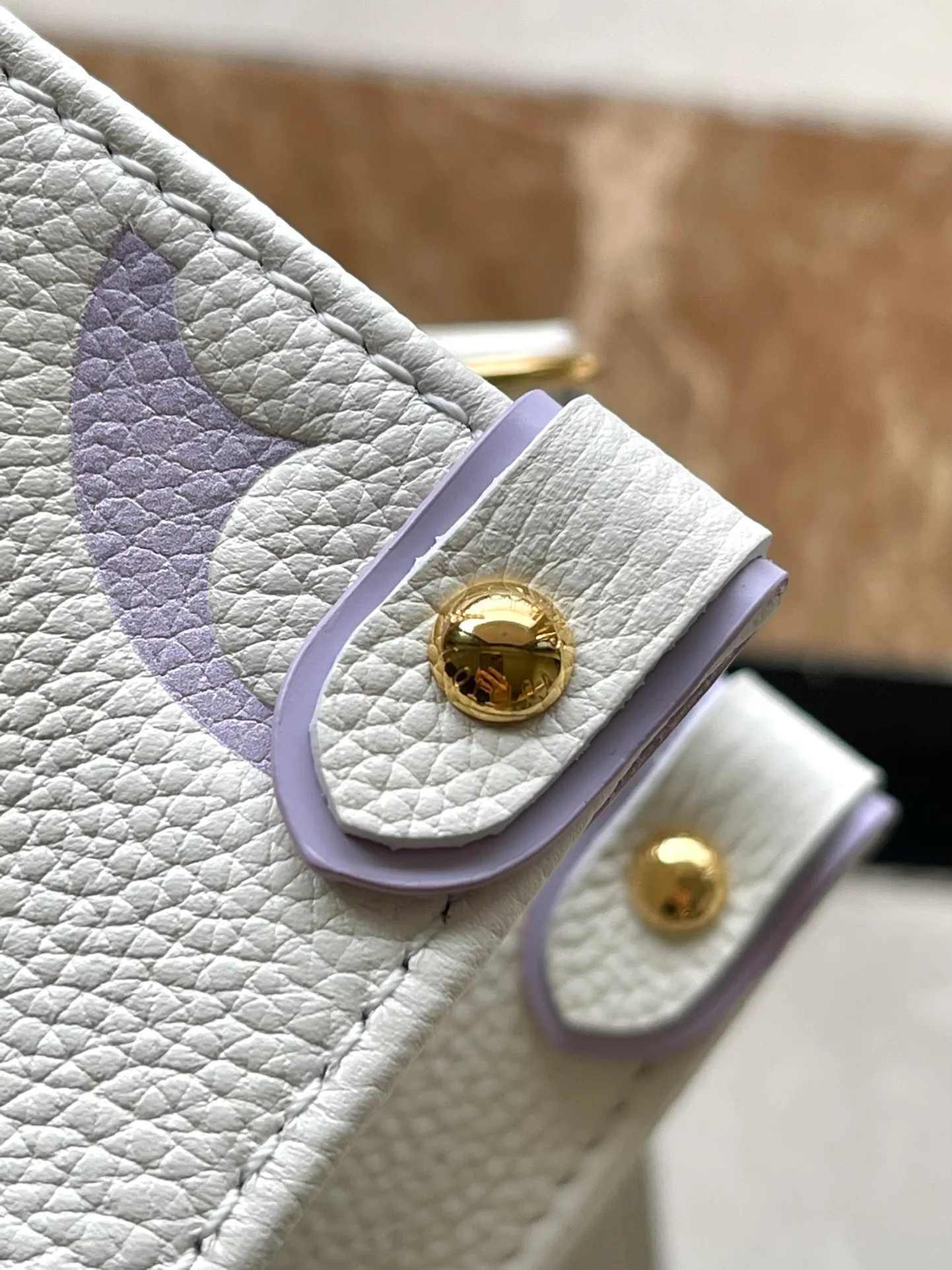 💰1040 (top layer leather) top original order M45779, milky white and purple, supports counter inspection, the photo taken of duty-free goods is consistent with the product without unpacking. This product is an exclusive duty-free product in the market and is the highest-end product. Inspection is supported. This product has passed strict inspection and is flawless. Please wear gloves when touching the product. This product is not returnable or exchangeable. Please confirm the product first and then remove the label on the handle. This product is temporarily not open to the public, only regular customers, and is in short supply. Dimensions: 25 x 19 x 11.5 cm