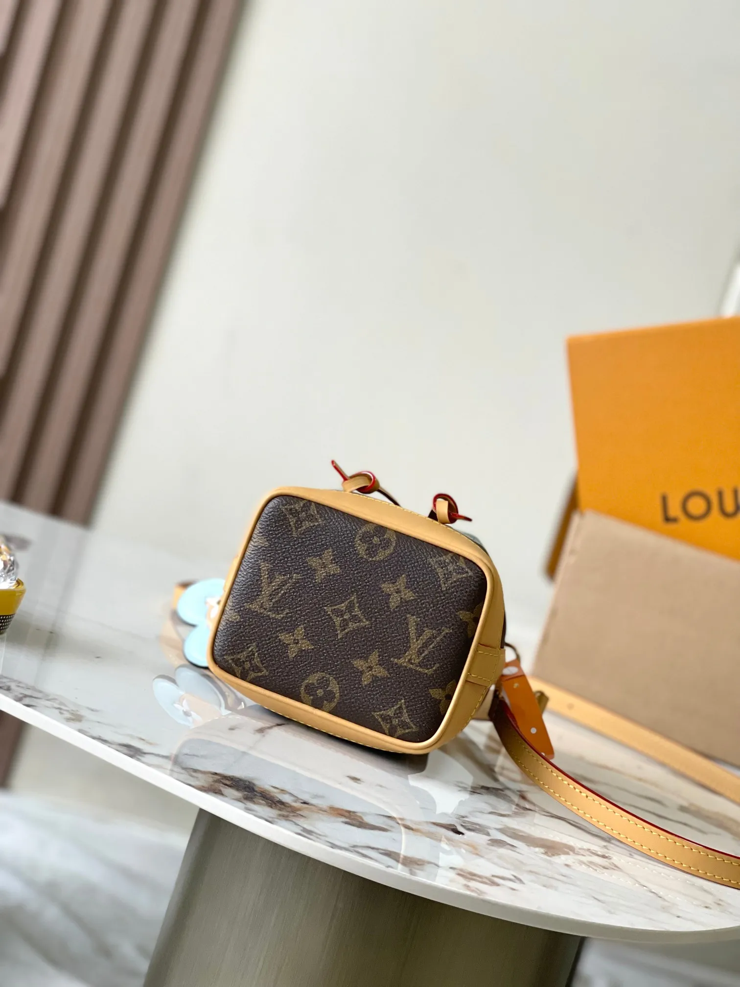 💰1900 [Special Grade MB Chip Version Original Leather] [Christmas Style] To celebrate the holiday season and welcome the return of the brand mascot Vivienne, the Nano Noe handbag launches the Snow Show version. Model: M12221 presbyopia dynamic chip version Material: A-grade all-steel hardware, imported original fabric Packaging: full set of original factory duty-free MB packaging Size: 13*16*10CM