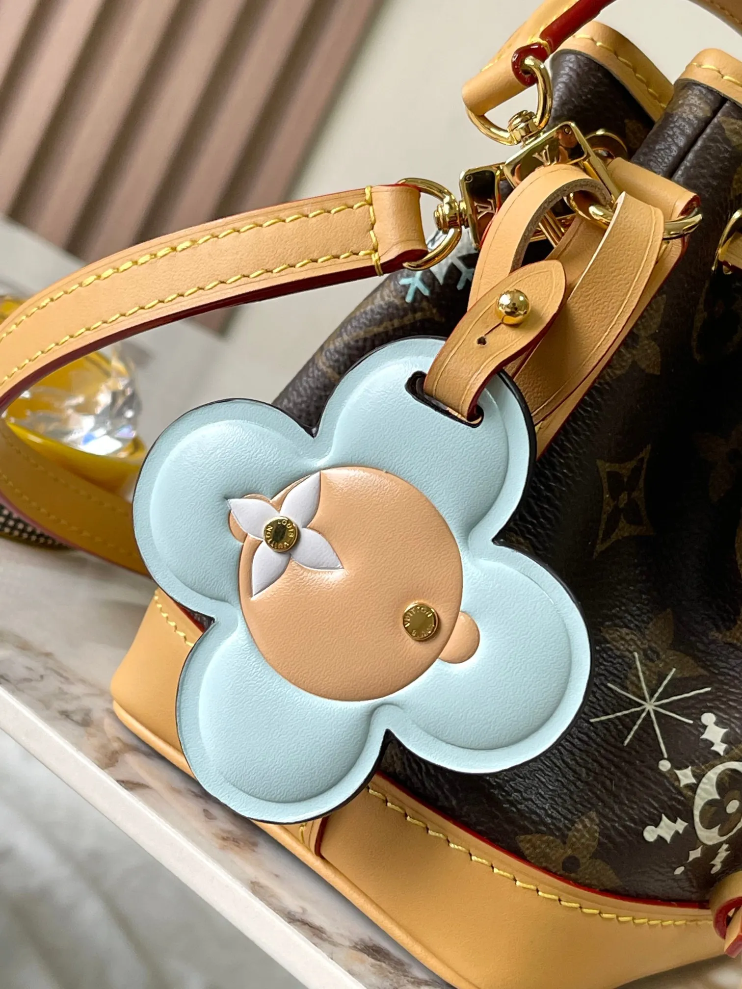 💰1900 [Special Grade MB Chip Version Original Leather] [Christmas Style] To celebrate the holiday season and welcome the return of the brand mascot Vivienne, the Nano Noe handbag launches the Snow Show version. Model: M12221 presbyopia dynamic chip version Material: A-grade all-steel hardware, imported original fabric Packaging: full set of original factory duty-free MB packaging Size: 13*16*10CM