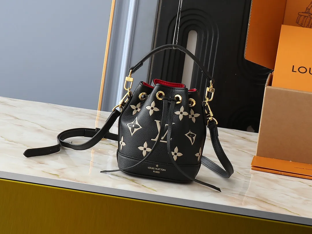 💰160💰Upgraded from the original M82933 M46291 M81266 silk screen Nano Noé handbag from the Summer Stardust capsule series. It uses Monogram Empreinte embossed leather to condense the classic Noé handbag structure, and then uses professional craftsmanship to present a subtle luster like a bright starry sky. Full leather embroidered thread mini bucket, color matching embossed gradient, silk screen printing, drawstring chain, mini bucketoo[Handshake][Handshake] Plenty of space to accommodate daily needs, the adjustable shoulder straps and handles are detachable, allowing for a variety of carrying methods. Dimensions: 13.0 x 16.0 x 10.0 cm (length x height x width)