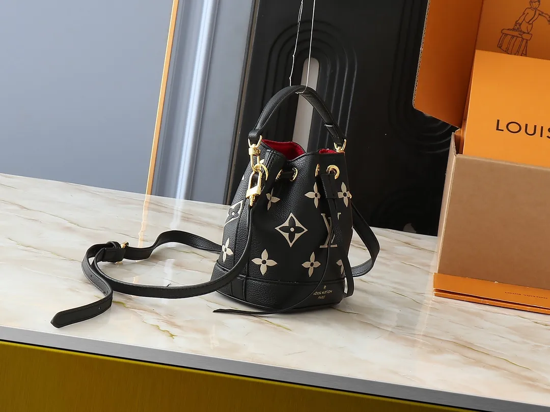 💰160💰Upgraded from the original M82933 M46291 M81266 silk screen Nano Noé handbag from the Summer Stardust capsule series. It uses Monogram Empreinte embossed leather to condense the classic Noé handbag structure, and then uses professional craftsmanship to present a subtle luster like a bright starry sky. Full leather embroidered thread mini bucket, color matching embossed gradient, silk screen printing, drawstring chain, mini bucketoo[Handshake][Handshake] Plenty of space to accommodate daily needs, the adjustable shoulder straps and handles are detachable, allowing for a variety of carrying methods. Dimensions: 13.0 x 16.0 x 10.0 cm (length x height x width)