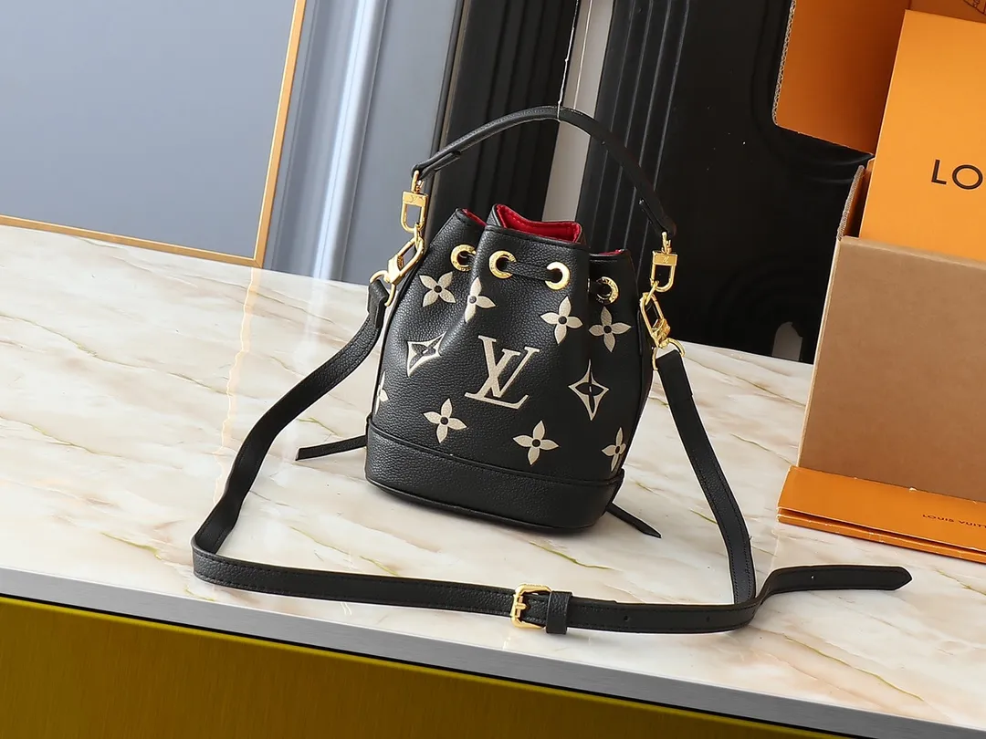 💰160💰Upgraded from the original M82933 M46291 M81266 silk screen Nano Noé handbag from the Summer Stardust capsule series. It uses Monogram Empreinte embossed leather to condense the classic Noé handbag structure, and then uses professional craftsmanship to present a subtle luster like a bright starry sky. Full leather embroidered thread mini bucket, color matching embossed gradient, silk screen printing, drawstring chain, mini bucketoo[Handshake][Handshake] Plenty of space to accommodate daily needs, the adjustable shoulder straps and handles are detachable, allowing for a variety of carrying methods. Dimensions: 13.0 x 16.0 x 10.0 cm (length x height x width)