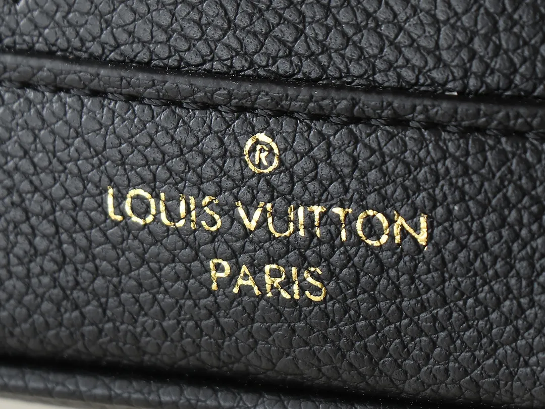 💰160💰Upgraded from the original M82933 M46291 M81266 silk screen Nano Noé handbag from the Summer Stardust capsule series. It uses Monogram Empreinte embossed leather to condense the classic Noé handbag structure, and then uses professional craftsmanship to present a subtle luster like a bright starry sky. Full leather embroidered thread mini bucket, color matching embossed gradient, silk screen printing, drawstring chain, mini bucketoo[Handshake][Handshake] Plenty of space to accommodate daily needs, the adjustable shoulder straps and handles are detachable, allowing for a variety of carrying methods. Dimensions: 13.0 x 16.0 x 10.0 cm (length x height x width)