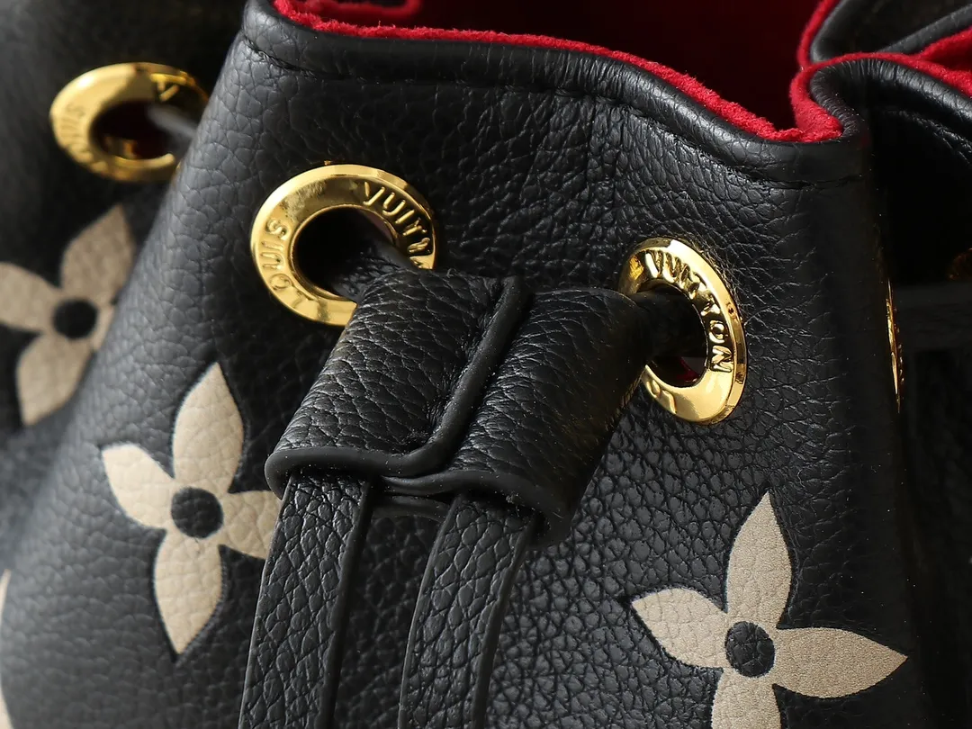 💰160💰Upgraded from the original M82933 M46291 M81266 silk screen Nano Noé handbag from the Summer Stardust capsule series. It uses Monogram Empreinte embossed leather to condense the classic Noé handbag structure, and then uses professional craftsmanship to present a subtle luster like a bright starry sky. Full leather embroidered thread mini bucket, color matching embossed gradient, silk screen printing, drawstring chain, mini bucketoo[Handshake][Handshake] Plenty of space to accommodate daily needs, the adjustable shoulder straps and handles are detachable, allowing for a variety of carrying methods. Dimensions: 13.0 x 16.0 x 10.0 cm (length x height x width)