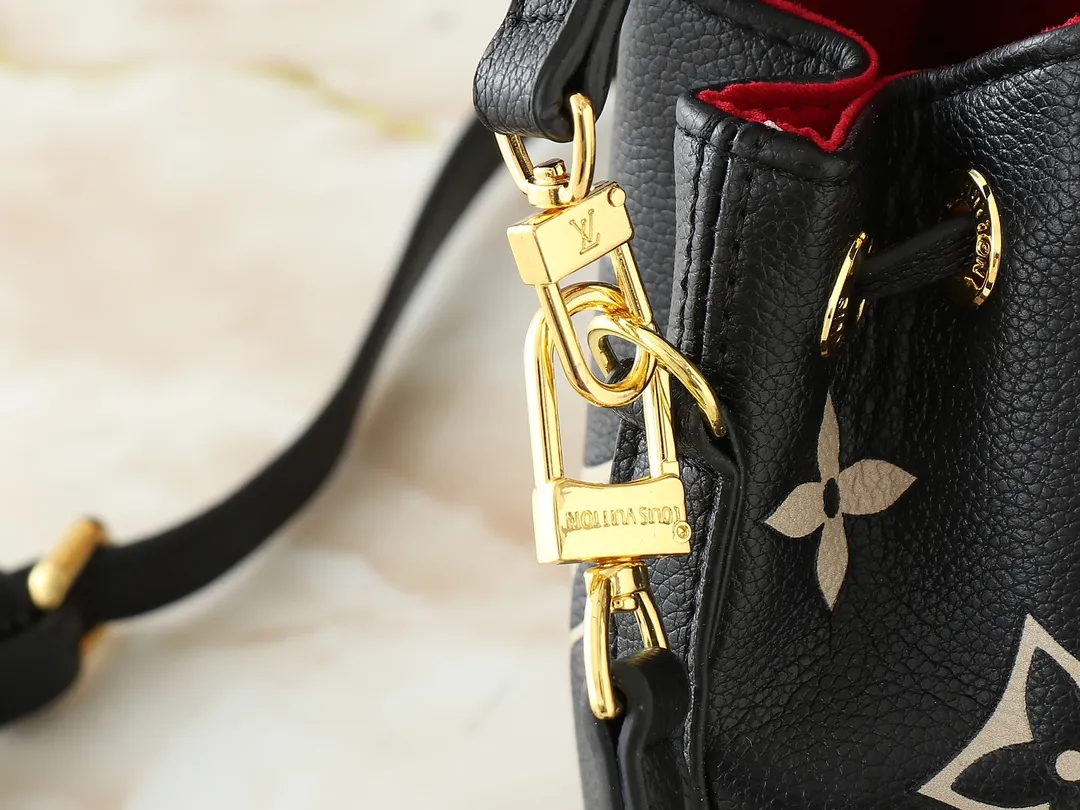 💰160💰Upgraded from the original M82933 M46291 M81266 silk screen Nano Noé handbag from the Summer Stardust capsule series. It uses Monogram Empreinte embossed leather to condense the classic Noé handbag structure, and then uses professional craftsmanship to present a subtle luster like a bright starry sky. Full leather embroidered thread mini bucket, color matching embossed gradient, silk screen printing, drawstring chain, mini bucketoo[Handshake][Handshake] Plenty of space to accommodate daily needs, the adjustable shoulder straps and handles are detachable, allowing for a variety of carrying methods. Dimensions: 13.0 x 16.0 x 10.0 cm (length x height x width)