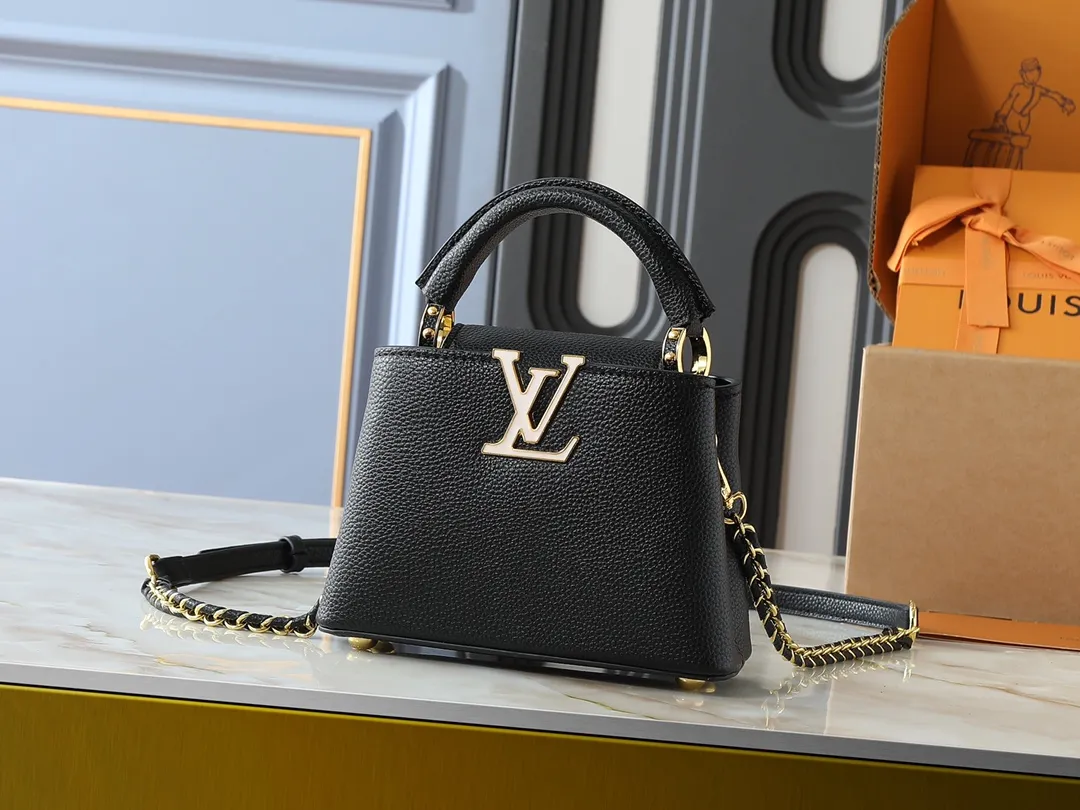 💰380💰Guangzhou goods Upgraded from the original M23083 M23082 This Capucines mini handbag incorporates exquisite Monogram flowers into the handle, presenting the three-dimensional look of the LV logo with delicate brushstrokes, injecting dazzling luster into the soft design. Full-grain Taurillon leather is designed to fit a smartphone, short wallet and other small essentials. Dimensions: 21.0 x 13.6 x 8.0 cm (length x height x width)