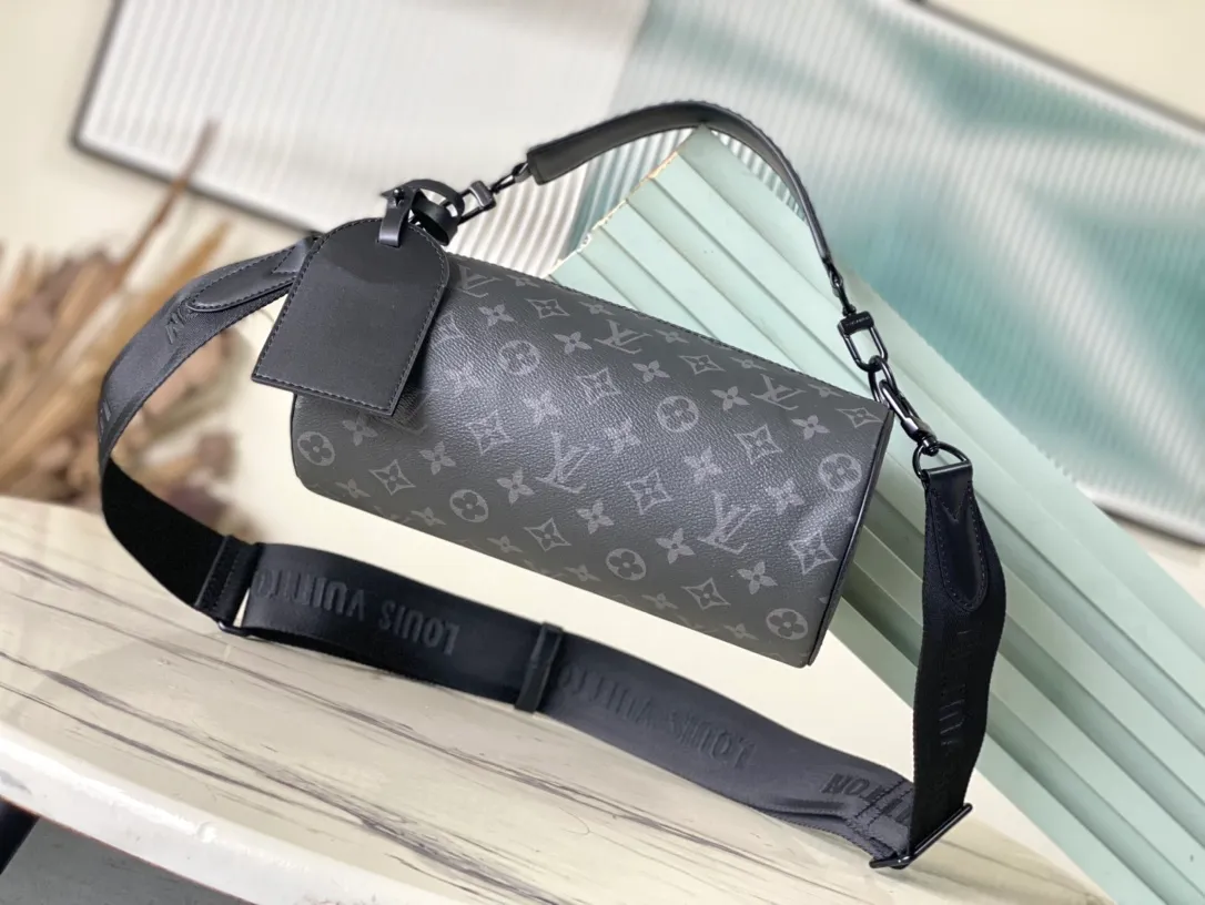 💰960 Top Original M46691 Black Flower This Soft Polochon handbag combines Monogram Macassar canvas and bright leather details to make the unique cylindrical outline more modern, providing an alternative new way to carry daily needs. The form-fitting design features removable leather handles and a removable and adjustable fabric shoulder strap for versatile travel options. Detailed features 33 x 17 x 17 cm (length x height x width)