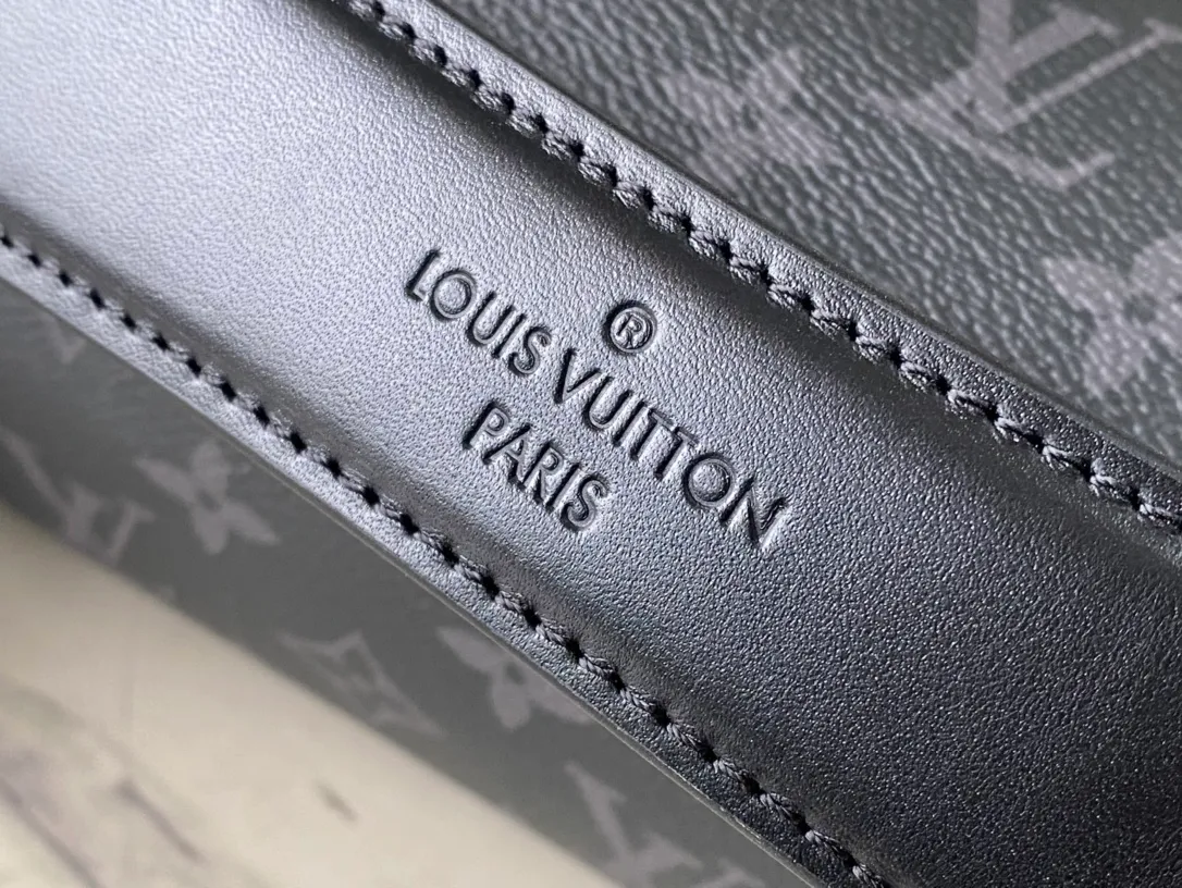 💰960 Top Original M46691 Black Flower This Soft Polochon handbag combines Monogram Macassar canvas and bright leather details to make the unique cylindrical outline more modern, providing an alternative new way to carry daily needs. The form-fitting design features removable leather handles and a removable and adjustable fabric shoulder strap for versatile travel options. Detailed features 33 x 17 x 17 cm (length x height x width)