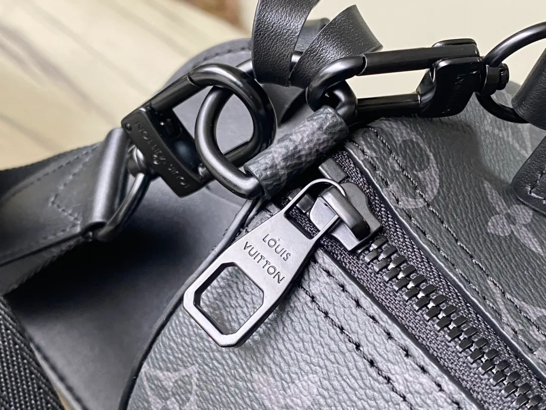 💰960 Top Original M46691 Black Flower This Soft Polochon handbag combines Monogram Macassar canvas and bright leather details to make the unique cylindrical outline more modern, providing an alternative new way to carry daily needs. The form-fitting design features removable leather handles and a removable and adjustable fabric shoulder strap for versatile travel options. Detailed features 33 x 17 x 17 cm (length x height x width)