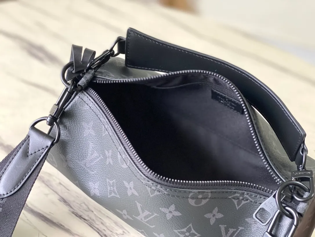 💰960 Top Original M46691 Black Flower This Soft Polochon handbag combines Monogram Macassar canvas and bright leather details to make the unique cylindrical outline more modern, providing an alternative new way to carry daily needs. The form-fitting design features removable leather handles and a removable and adjustable fabric shoulder strap for versatile travel options. Detailed features 33 x 17 x 17 cm (length x height x width)