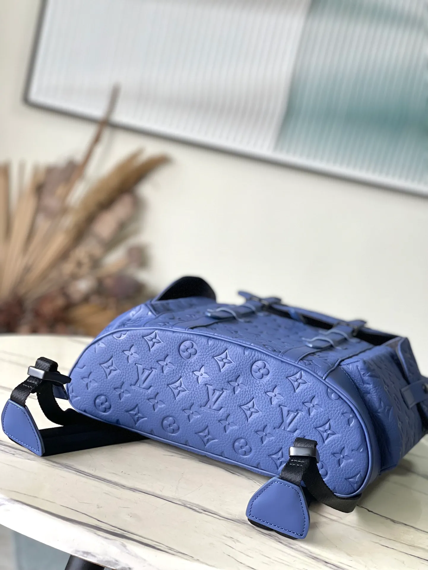 💰1340 (top-grain leather) top original order M11688 This Christopher medium backpack is made of grained Taurllon cow leather with Monogram pattern embossed, and it is closed with snap buttons and drawstrings for secure storage. The spacious interior has a tablet pocket, and the side pockets are designed with functionality in mind. Dimensions: 38 × 44 × 12.5 cm
