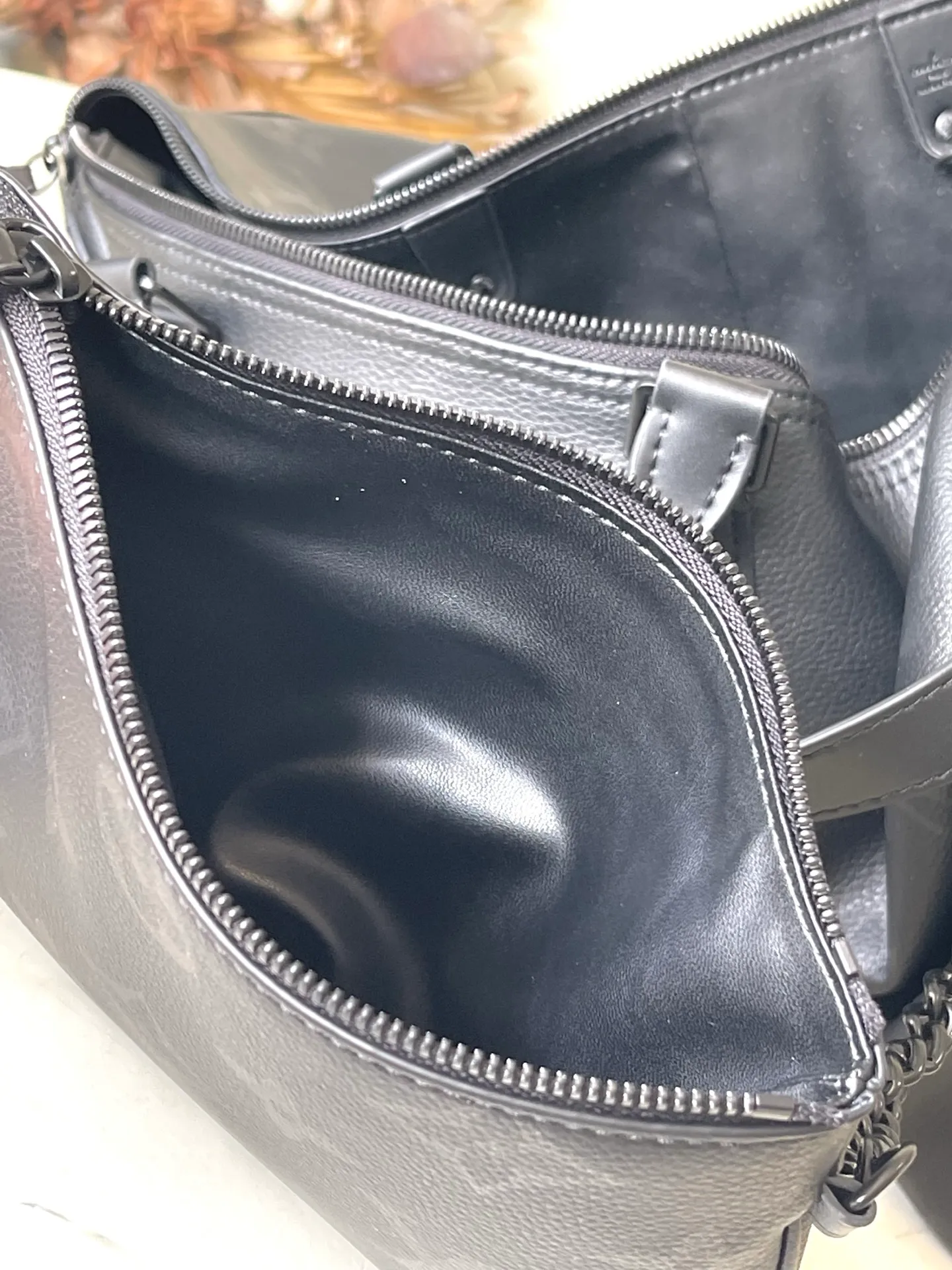 💰1940 (top layer leather) top original order M14022 Speedy P18 Bandouliere 50 handbag is a spacious and luxurious handbag, made of exceptionally soft cow leather and decorated with classic Monogram print, showing a luxurious texture. As one of Louis Vuitton's iconic travel bags, the Speedy 50 handbag has been crafted by Pharrell Williams. The lion pattern is cleverly integrated into the handle fastener, and the Yingze logo plate is inlaid on the inside. Dimensions: 50 × 32 × 29 cm