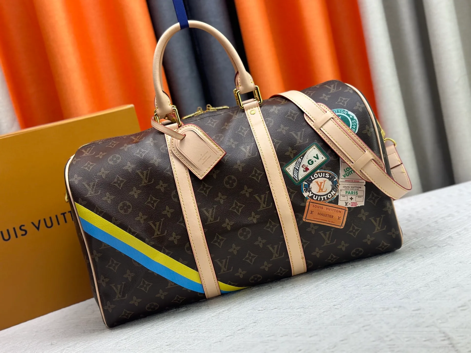 P340 upgraded original M01949 M41418 M40569 M45604 M40605 Keepall 45 travel bag, made of the new iconic black and gray Monogram Eclipse canvas. Since 1930, the Keepall series of bags has accompanied generations of travelers traveling around the world. Featuring multiple comfortable leather handles, a strap for casual cross-body carry and a shiny padlock, this updated travel bag is the ideal companion for short trips. Dimensions: 45.0 x 27.0 x 20.0 cm