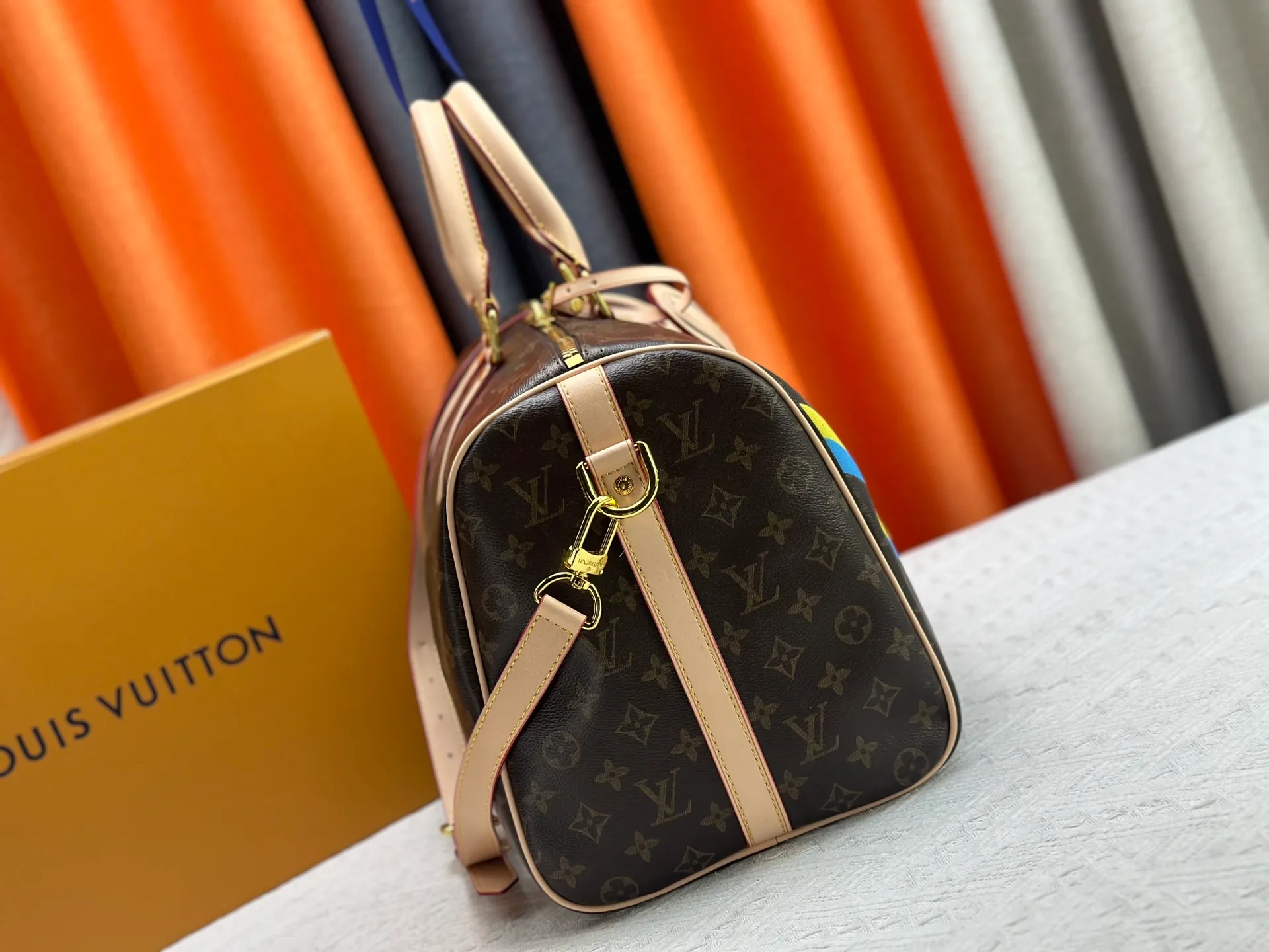 P340 upgraded original M01949 M41418 M40569 M45604 M40605 Keepall 45 travel bag, made of the new iconic black and gray Monogram Eclipse canvas. Since 1930, the Keepall series of bags has accompanied generations of travelers traveling around the world. Featuring multiple comfortable leather handles, a strap for casual cross-body carry and a shiny padlock, this updated travel bag is the ideal companion for short trips. Dimensions: 45.0 x 27.0 x 20.0 cm