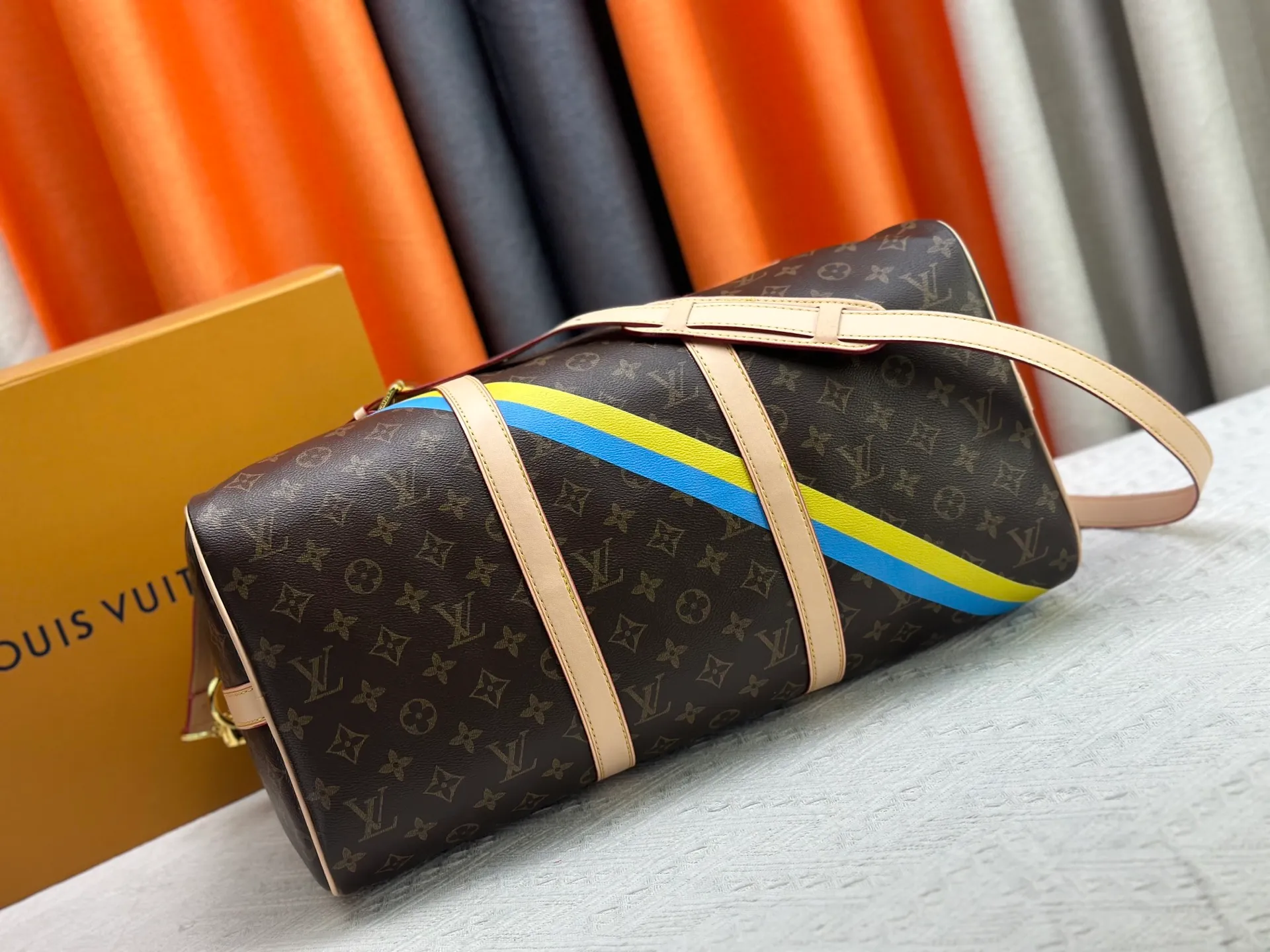 P340 upgraded original M01949 M41418 M40569 M45604 M40605 Keepall 45 travel bag, made of the new iconic black and gray Monogram Eclipse canvas. Since 1930, the Keepall series of bags has accompanied generations of travelers traveling around the world. Featuring multiple comfortable leather handles, a strap for casual cross-body carry and a shiny padlock, this updated travel bag is the ideal companion for short trips. Dimensions: 45.0 x 27.0 x 20.0 cm