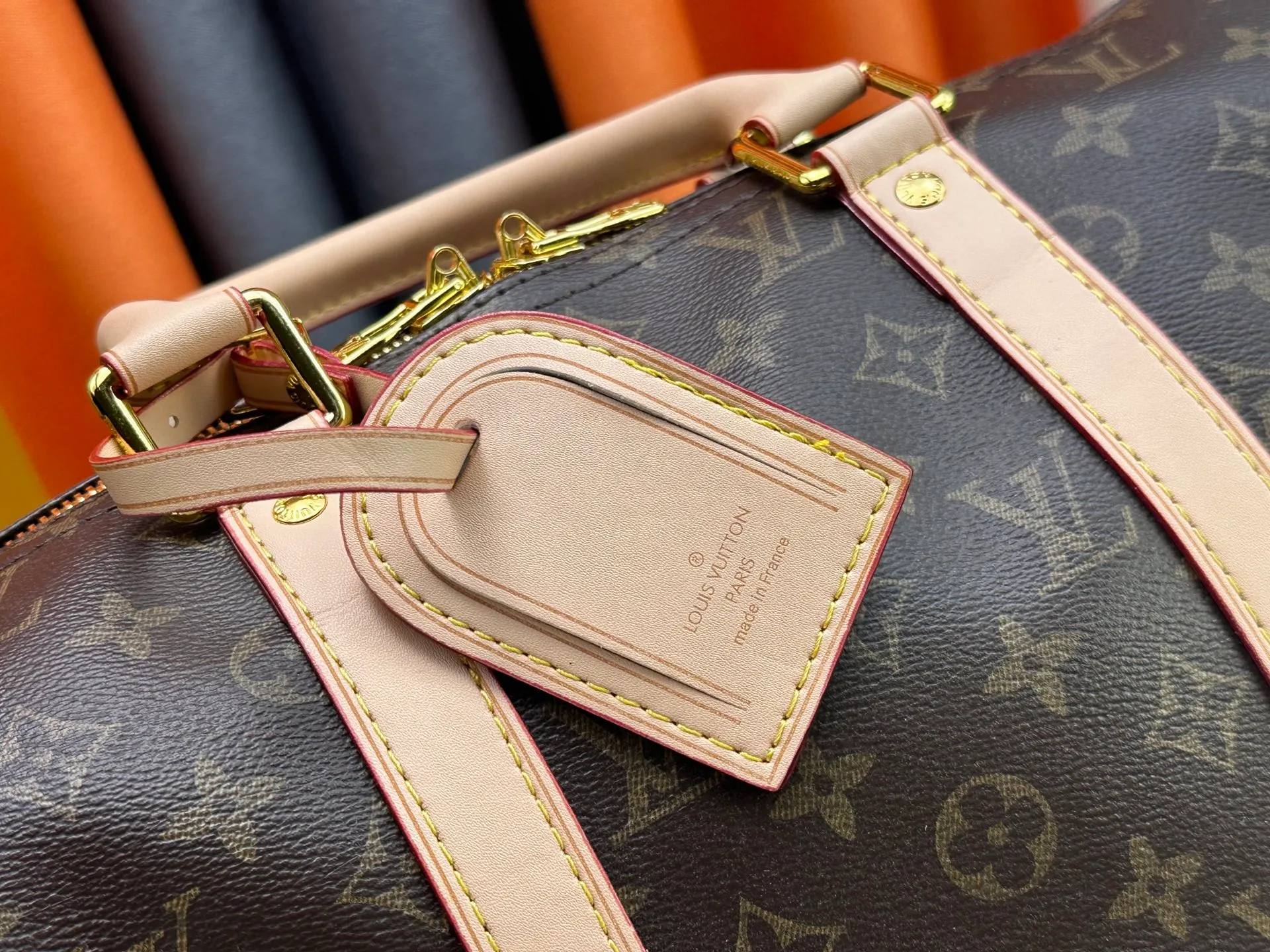 P340 upgraded original M01949 M41418 M40569 M45604 M40605 Keepall 45 travel bag, made of the new iconic black and gray Monogram Eclipse canvas. Since 1930, the Keepall series of bags has accompanied generations of travelers traveling around the world. Featuring multiple comfortable leather handles, a strap for casual cross-body carry and a shiny padlock, this updated travel bag is the ideal companion for short trips. Dimensions: 45.0 x 27.0 x 20.0 cm