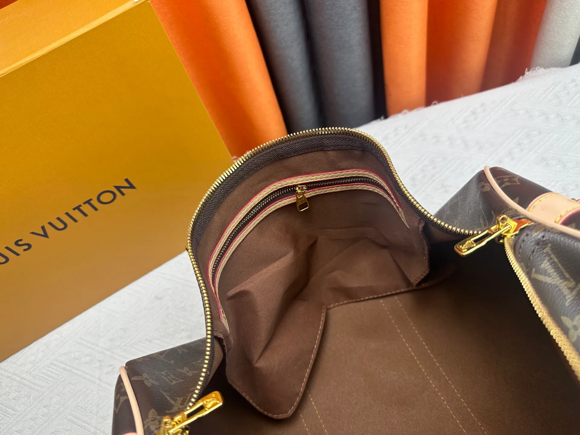 P340 upgraded original M01949 M41418 M40569 M45604 M40605 Keepall 45 travel bag, made of the new iconic black and gray Monogram Eclipse canvas. Since 1930, the Keepall series of bags has accompanied generations of travelers traveling around the world. Featuring multiple comfortable leather handles, a strap for casual cross-body carry and a shiny padlock, this updated travel bag is the ideal companion for short trips. Dimensions: 45.0 x 27.0 x 20.0 cm