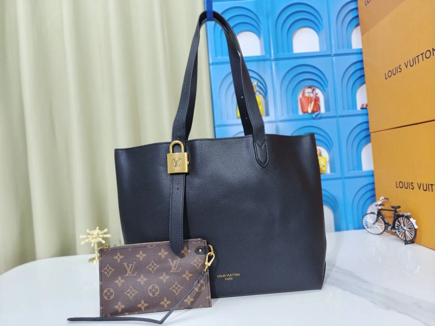 P280💰 Upgraded from the original M25341 M25342 M25343 This medium-sized Low Key Cabas handbag is wrapped in soft grained cow leather and lined with suede leather, creating a luxurious style with ingenuity. The brand's iconic padlock demonstrates an eclectic mix of elegant aesthetics and security features. The adjustable handle enables you to switch between hand-held and long- or short-shoulder carry. Dimensions: 47.0 x 30.0 x 14.0 cm