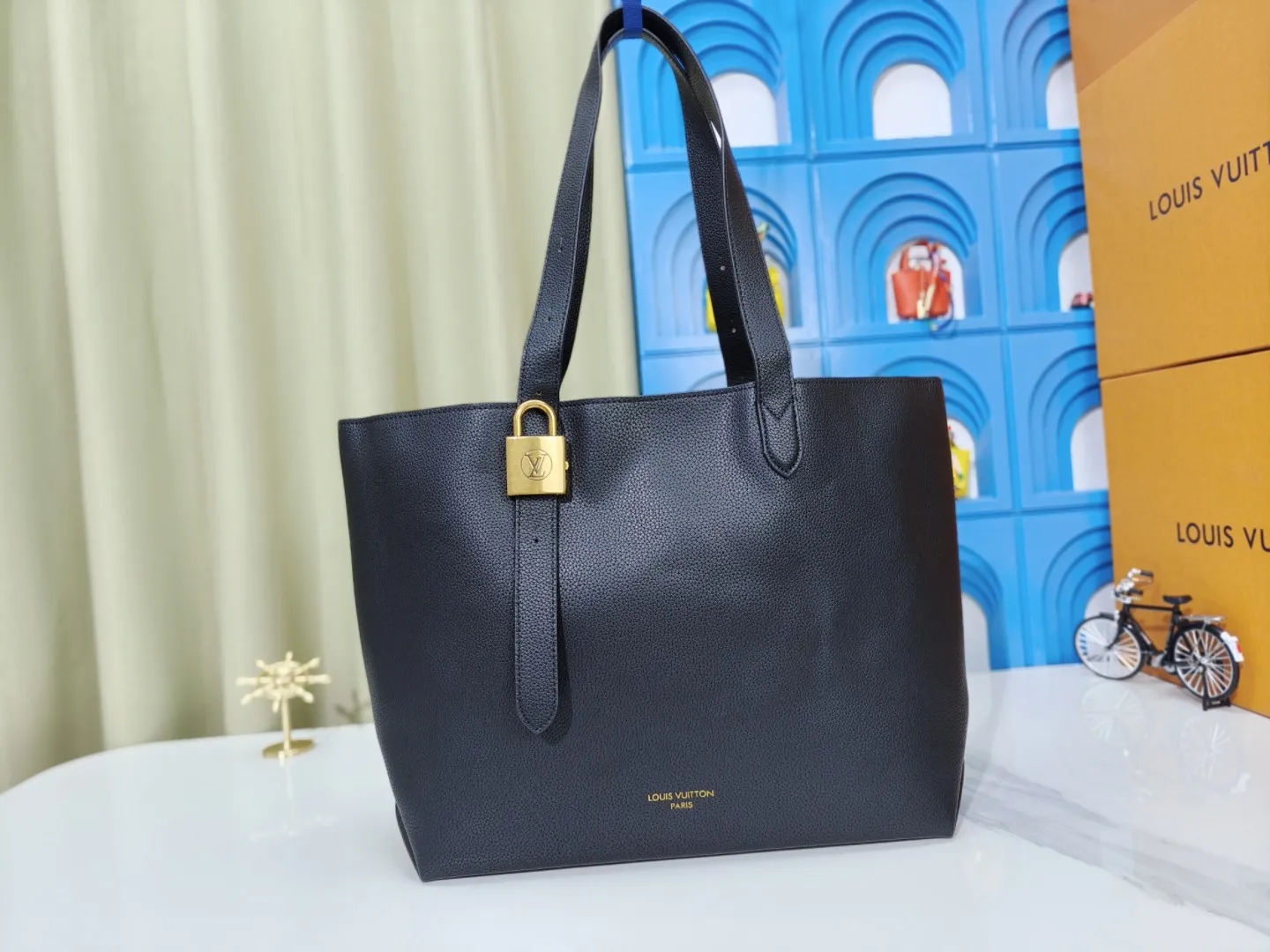 P280💰 Upgraded from the original M25341 M25342 M25343 This medium-sized Low Key Cabas handbag is wrapped in soft grained cow leather and lined with suede leather, creating a luxurious style with ingenuity. The brand's iconic padlock demonstrates an eclectic mix of elegant aesthetics and security features. The adjustable handle enables you to switch between hand-held and long- or short-shoulder carry. Dimensions: 47.0 x 30.0 x 14.0 cm