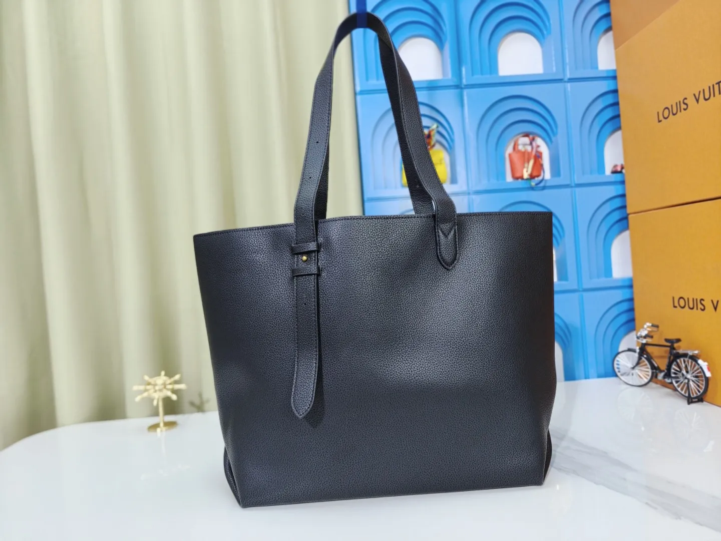 P280💰 Upgraded from the original M25341 M25342 M25343 This medium-sized Low Key Cabas handbag is wrapped in soft grained cow leather and lined with suede leather, creating a luxurious style with ingenuity. The brand's iconic padlock demonstrates an eclectic mix of elegant aesthetics and security features. The adjustable handle enables you to switch between hand-held and long- or short-shoulder carry. Dimensions: 47.0 x 30.0 x 14.0 cm