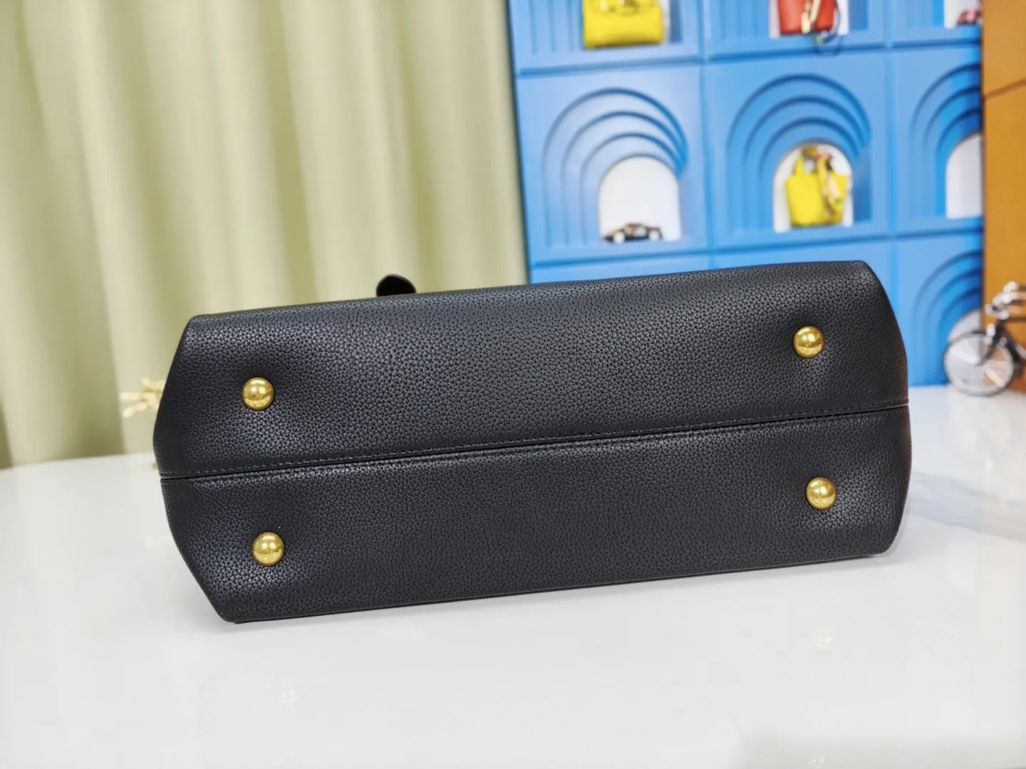 P280💰 Upgraded from the original M25341 M25342 M25343 This medium-sized Low Key Cabas handbag is wrapped in soft grained cow leather and lined with suede leather, creating a luxurious style with ingenuity. The brand's iconic padlock demonstrates an eclectic mix of elegant aesthetics and security features. The adjustable handle enables you to switch between hand-held and long- or short-shoulder carry. Dimensions: 47.0 x 30.0 x 14.0 cm