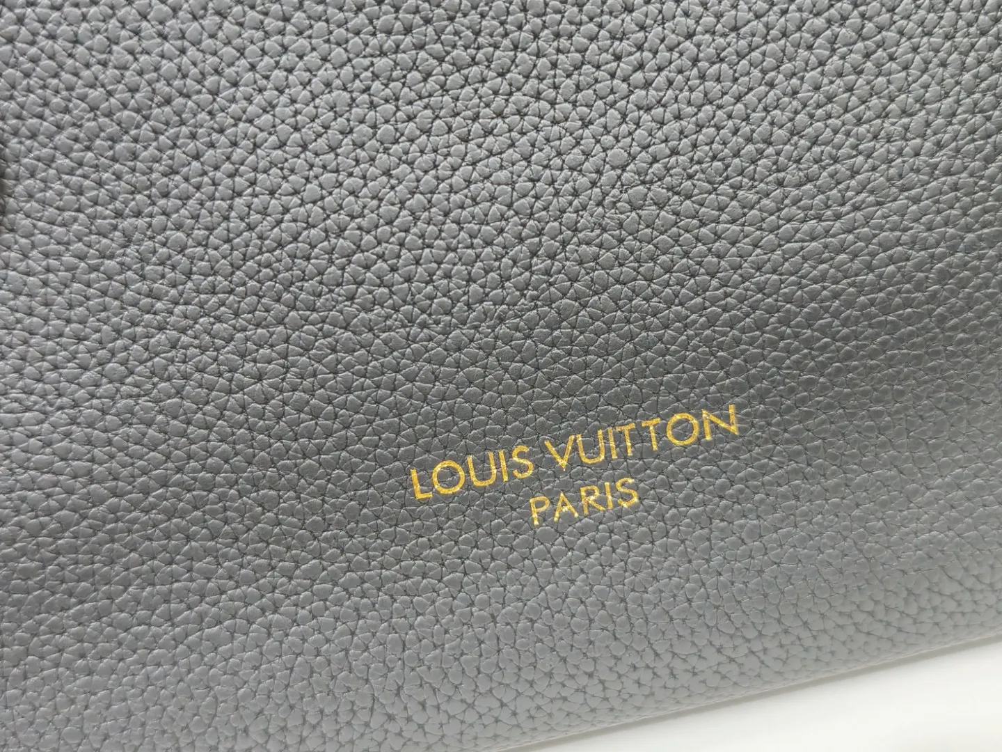 P280💰 Upgraded from the original M25341 M25342 M25343 This medium-sized Low Key Cabas handbag is wrapped in soft grained cow leather and lined with suede leather, creating a luxurious style with ingenuity. The brand's iconic padlock demonstrates an eclectic mix of elegant aesthetics and security features. The adjustable handle enables you to switch between hand-held and long- or short-shoulder carry. Dimensions: 47.0 x 30.0 x 14.0 cm