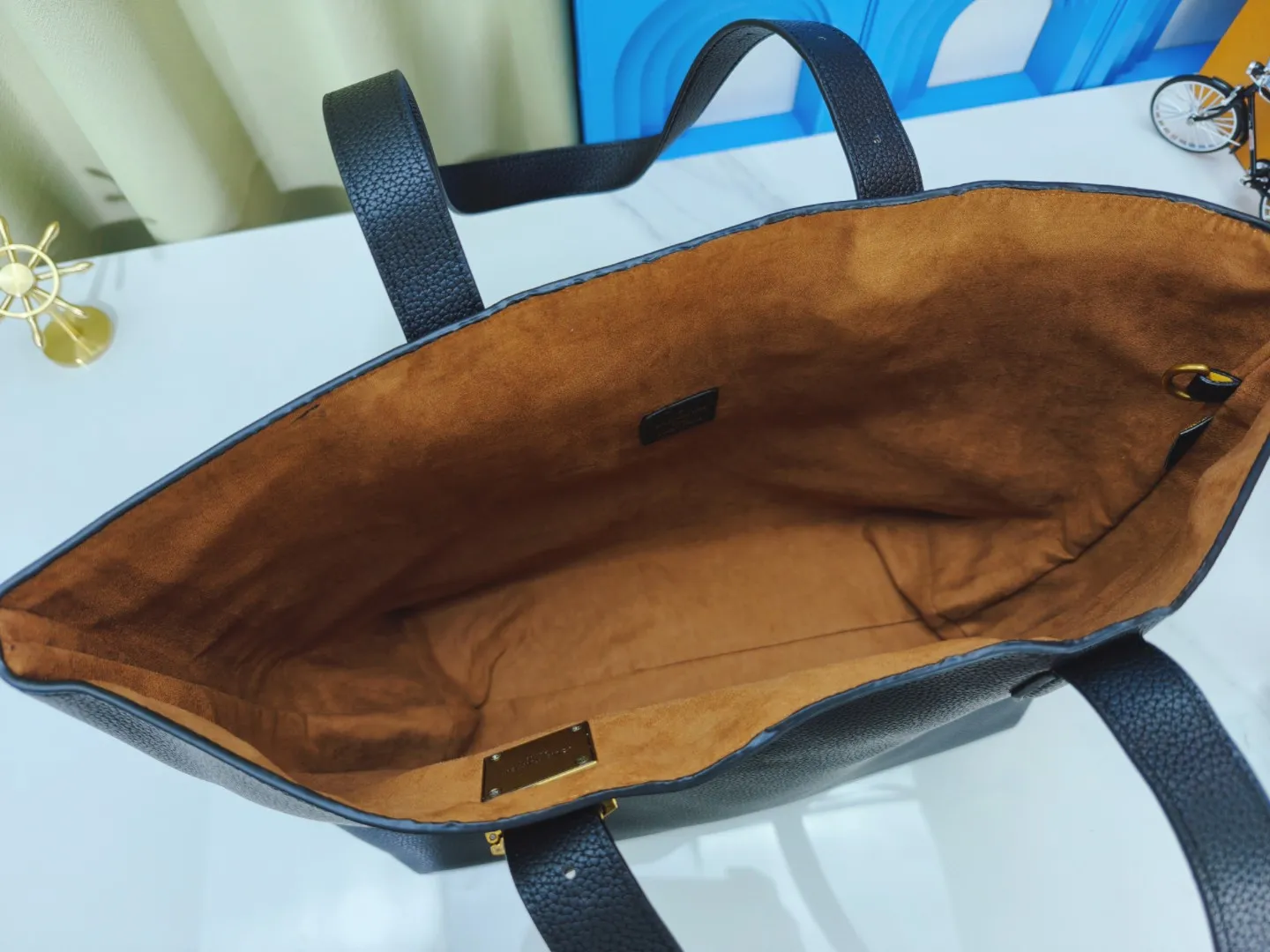 P280💰 Upgraded from the original M25341 M25342 M25343 This medium-sized Low Key Cabas handbag is wrapped in soft grained cow leather and lined with suede leather, creating a luxurious style with ingenuity. The brand's iconic padlock demonstrates an eclectic mix of elegant aesthetics and security features. The adjustable handle enables you to switch between hand-held and long- or short-shoulder carry. Dimensions: 47.0 x 30.0 x 14.0 cm