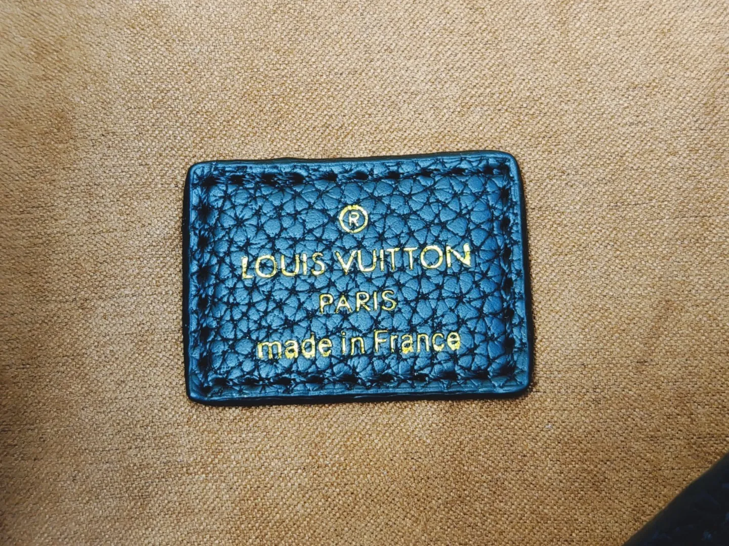 P280💰 Upgraded from the original M25341 M25342 M25343 This medium-sized Low Key Cabas handbag is wrapped in soft grained cow leather and lined with suede leather, creating a luxurious style with ingenuity. The brand's iconic padlock demonstrates an eclectic mix of elegant aesthetics and security features. The adjustable handle enables you to switch between hand-held and long- or short-shoulder carry. Dimensions: 47.0 x 30.0 x 14.0 cm