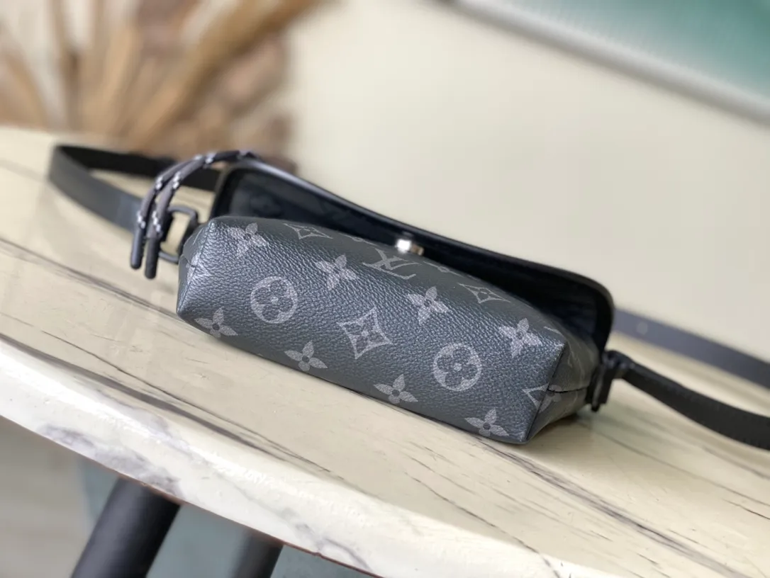 💰780 Top Original Order M12806 This Pulse mini handbag is made of Monogram Eclipse LTJM coated canvas, conveying modern style with simple lines and sporty elements. Its compact construction houses the main compartment and a zipped pocket on the flap with a corded zipper pull. Dimensions: 22.5 × 16 × 5 cm