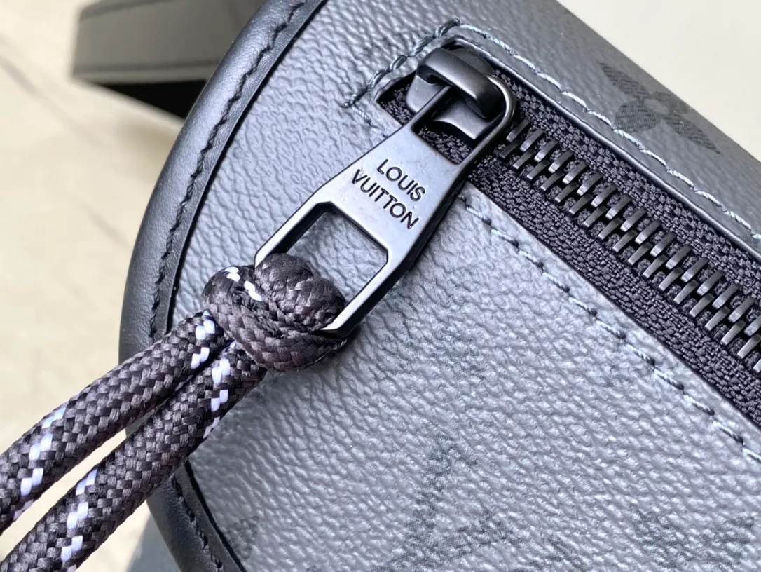 💰780 Top Original Order M12806 This Pulse mini handbag is made of Monogram Eclipse LTJM coated canvas, conveying modern style with simple lines and sporty elements. Its compact construction houses the main compartment and a zipped pocket on the flap with a corded zipper pull. Dimensions: 22.5 × 16 × 5 cm