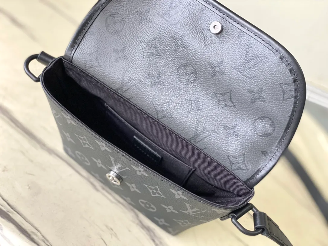💰780 Top Original Order M12806 This Pulse mini handbag is made of Monogram Eclipse LTJM coated canvas, conveying modern style with simple lines and sporty elements. Its compact construction houses the main compartment and a zipped pocket on the flap with a corded zipper pull. Dimensions: 22.5 × 16 × 5 cm