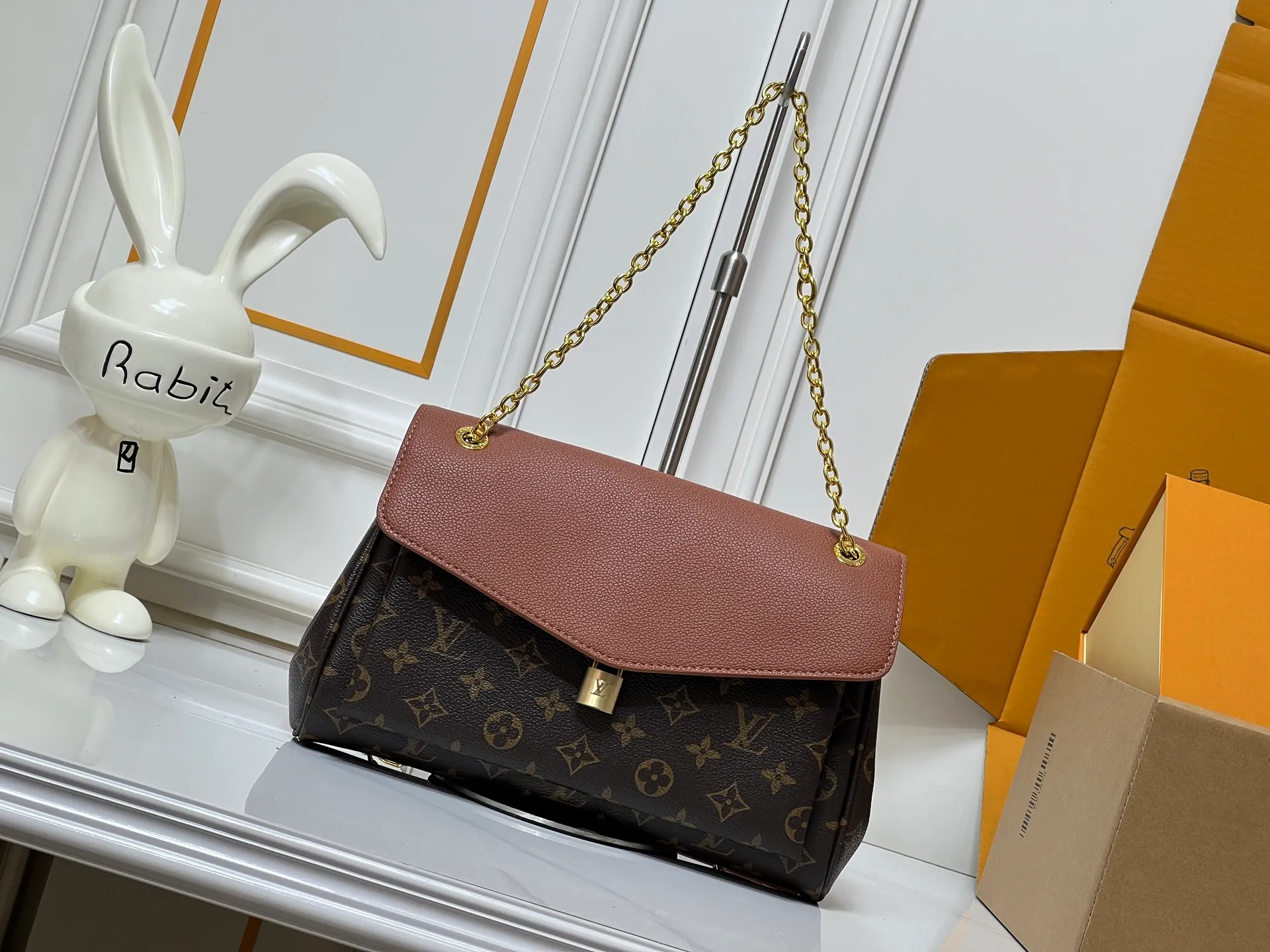 💰320M26285 black M27065 brown Saint-Germain PM handbag comes from the elegant Paris neighborhood. She is known by this name as an inspiration. This elegant single-frame canvas and leather model features a gold-tone chain and iconic LV padlock, a nod to Louis Vuitton's historic suitcases. The size is ideal for all essentials. With the external drawer, cards or keys can be taken with you wherever you go. The chain can be worn diagonally across the body or over the shoulder, and the bag can also be carried in the hand. Dimensions: 30.5 x 21 x 12.5 cm (length x height x width)