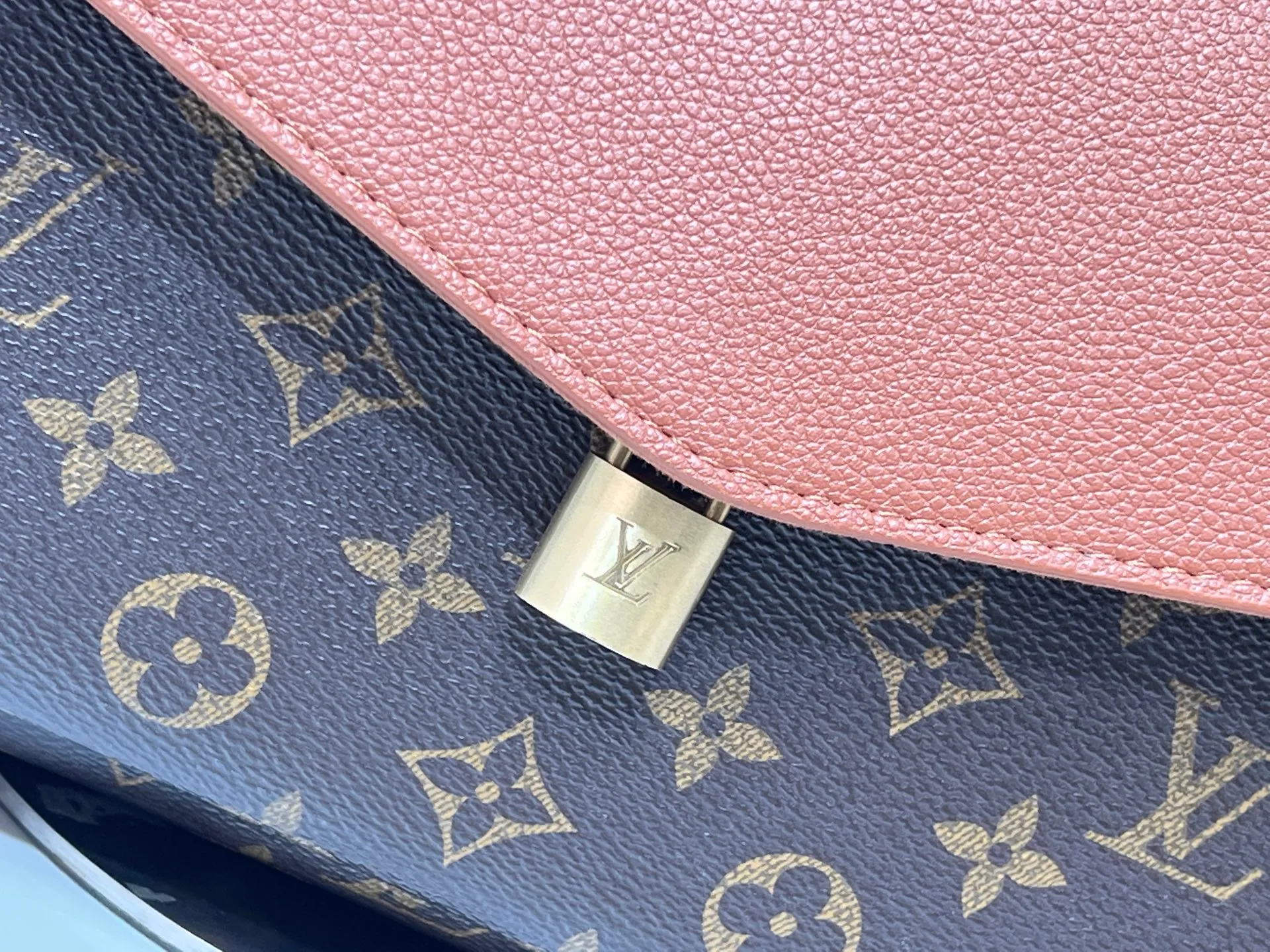 💰320M26285 black M27065 brown Saint-Germain PM handbag comes from the elegant Paris neighborhood. She is known by this name as an inspiration. This elegant single-frame canvas and leather model features a gold-tone chain and iconic LV padlock, a nod to Louis Vuitton's historic suitcases. The size is ideal for all essentials. With the external drawer, cards or keys can be taken with you wherever you go. The chain can be worn diagonally across the body or over the shoulder, and the bag can also be carried in the hand. Dimensions: 30.5 x 21 x 12.5 cm (length x height x width)