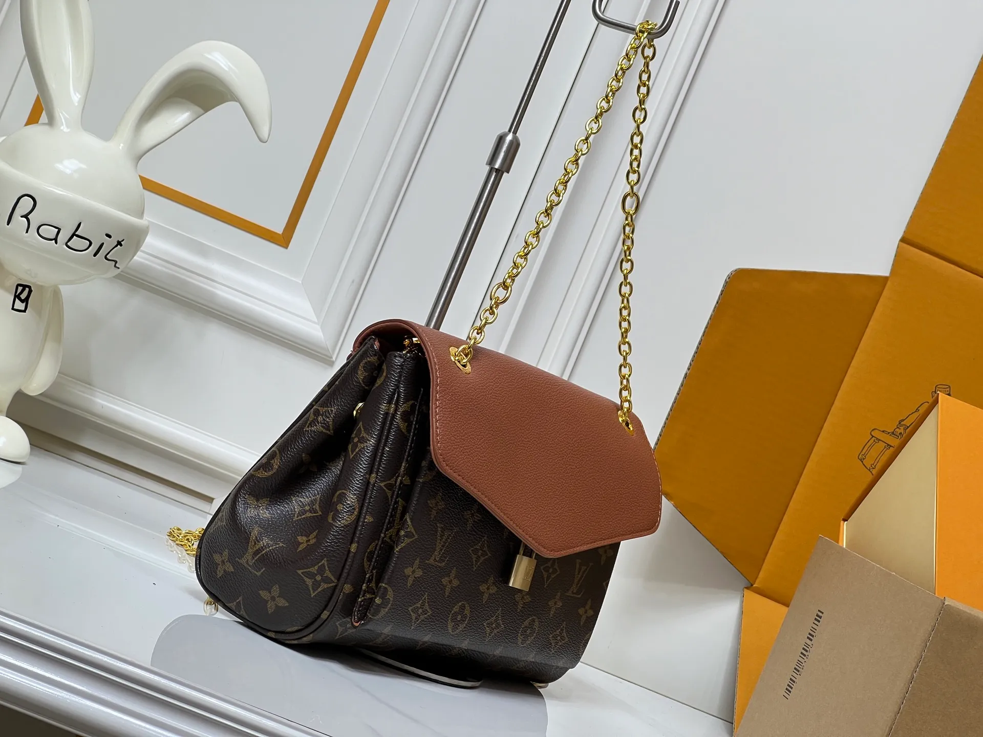 💰320M26285 black M27065 brown Saint-Germain PM handbag comes from the elegant Paris neighborhood. She is known by this name as an inspiration. This elegant single-frame canvas and leather model features a gold-tone chain and iconic LV padlock, a nod to Louis Vuitton's historic suitcases. The size is ideal for all essentials. With the external drawer, cards or keys can be taken with you wherever you go. The chain can be worn diagonally across the body or over the shoulder, and the bag can also be carried in the hand. Dimensions: 30.5 x 21 x 12.5 cm (length x height x width)