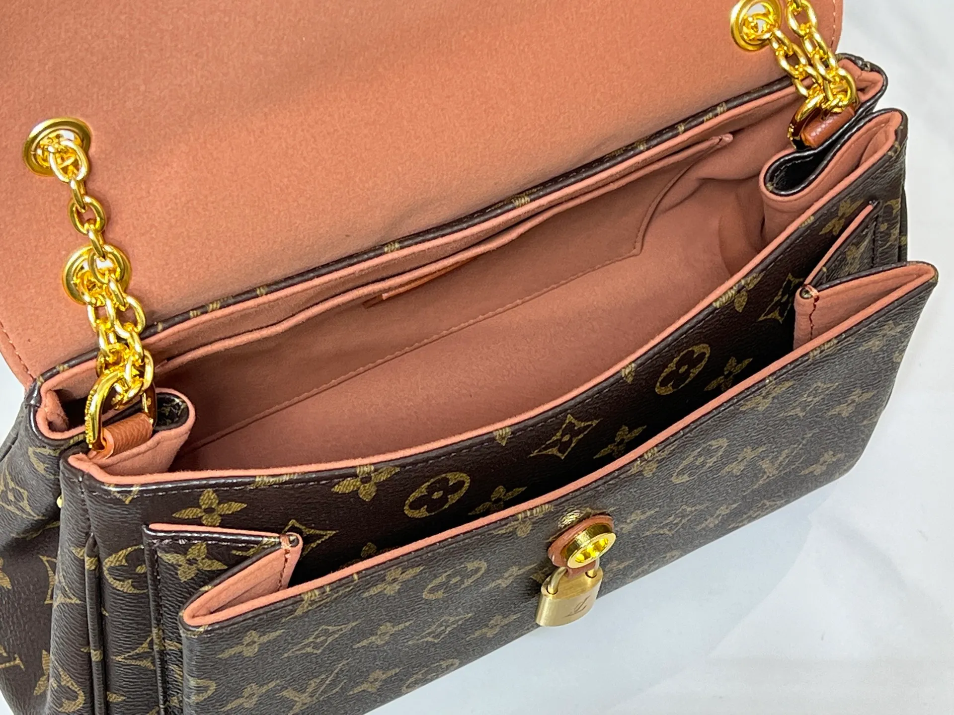 💰320M26285 black M27065 brown Saint-Germain PM handbag comes from the elegant Paris neighborhood. She is known by this name as an inspiration. This elegant single-frame canvas and leather model features a gold-tone chain and iconic LV padlock, a nod to Louis Vuitton's historic suitcases. The size is ideal for all essentials. With the external drawer, cards or keys can be taken with you wherever you go. The chain can be worn diagonally across the body or over the shoulder, and the bag can also be carried in the hand. Dimensions: 30.5 x 21 x 12.5 cm (length x height x width)