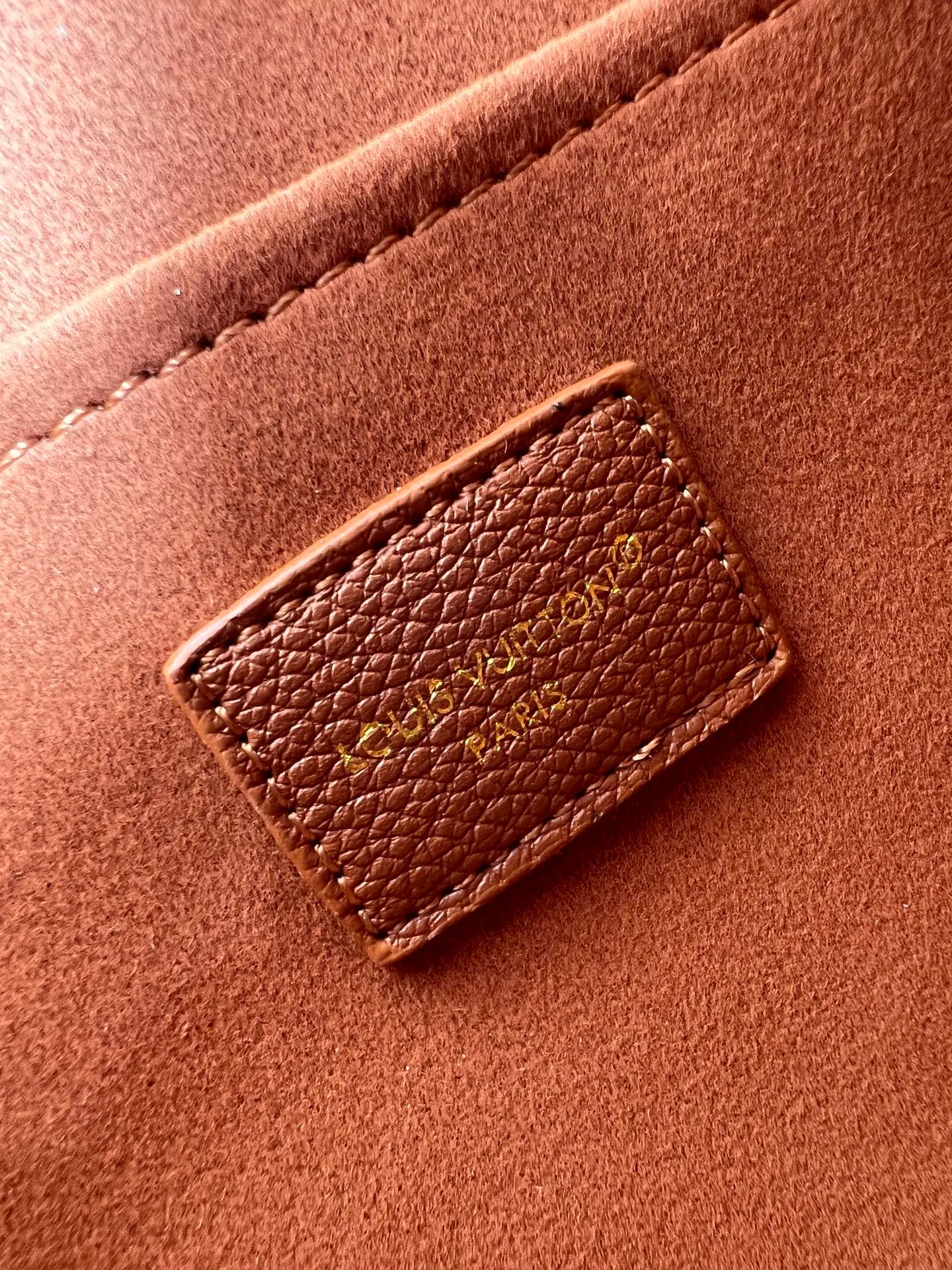💰320M26285 black M27065 brown Saint-Germain PM handbag comes from the elegant Paris neighborhood. She is known by this name as an inspiration. This elegant single-frame canvas and leather model features a gold-tone chain and iconic LV padlock, a nod to Louis Vuitton's historic suitcases. The size is ideal for all essentials. With the external drawer, cards or keys can be taken with you wherever you go. The chain can be worn diagonally across the body or over the shoulder, and the bag can also be carried in the hand. Dimensions: 30.5 x 21 x 12.5 cm (length x height x width)