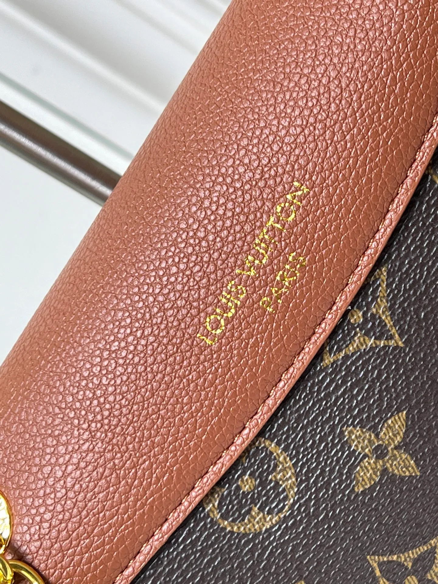 💰320M26285 black M27065 brown Saint-Germain PM handbag comes from the elegant Paris neighborhood. She is known by this name as an inspiration. This elegant single-frame canvas and leather model features a gold-tone chain and iconic LV padlock, a nod to Louis Vuitton's historic suitcases. The size is ideal for all essentials. With the external drawer, cards or keys can be taken with you wherever you go. The chain can be worn diagonally across the body or over the shoulder, and the bag can also be carried in the hand. Dimensions: 30.5 x 21 x 12.5 cm (length x height x width)