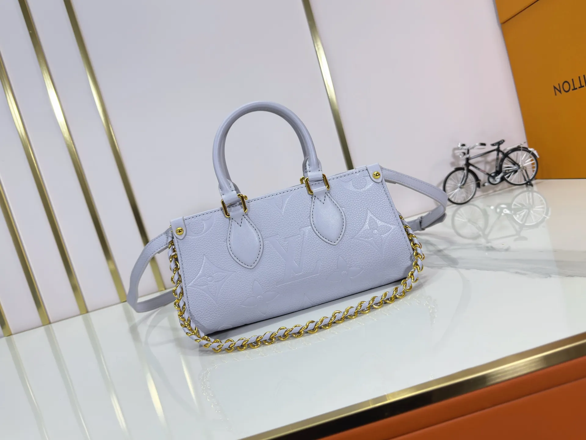 P240 Upgraded original M15192 M23640 M23698 M14213 M14236 M46653 This OnTheGo East West handbag is from the LV Milky Way series. It renders the iconic Monogram Empreinte leather in seasonal colors, complementing the shiny metal parts and detachable woven chain. The inner and outer compartments can store daily necessities in an orderly manner, and the compact size makes it easy to carry in a variety of ways. Dimensions: 25.0 x 13.0 x 10.0 cm (length x height x width)