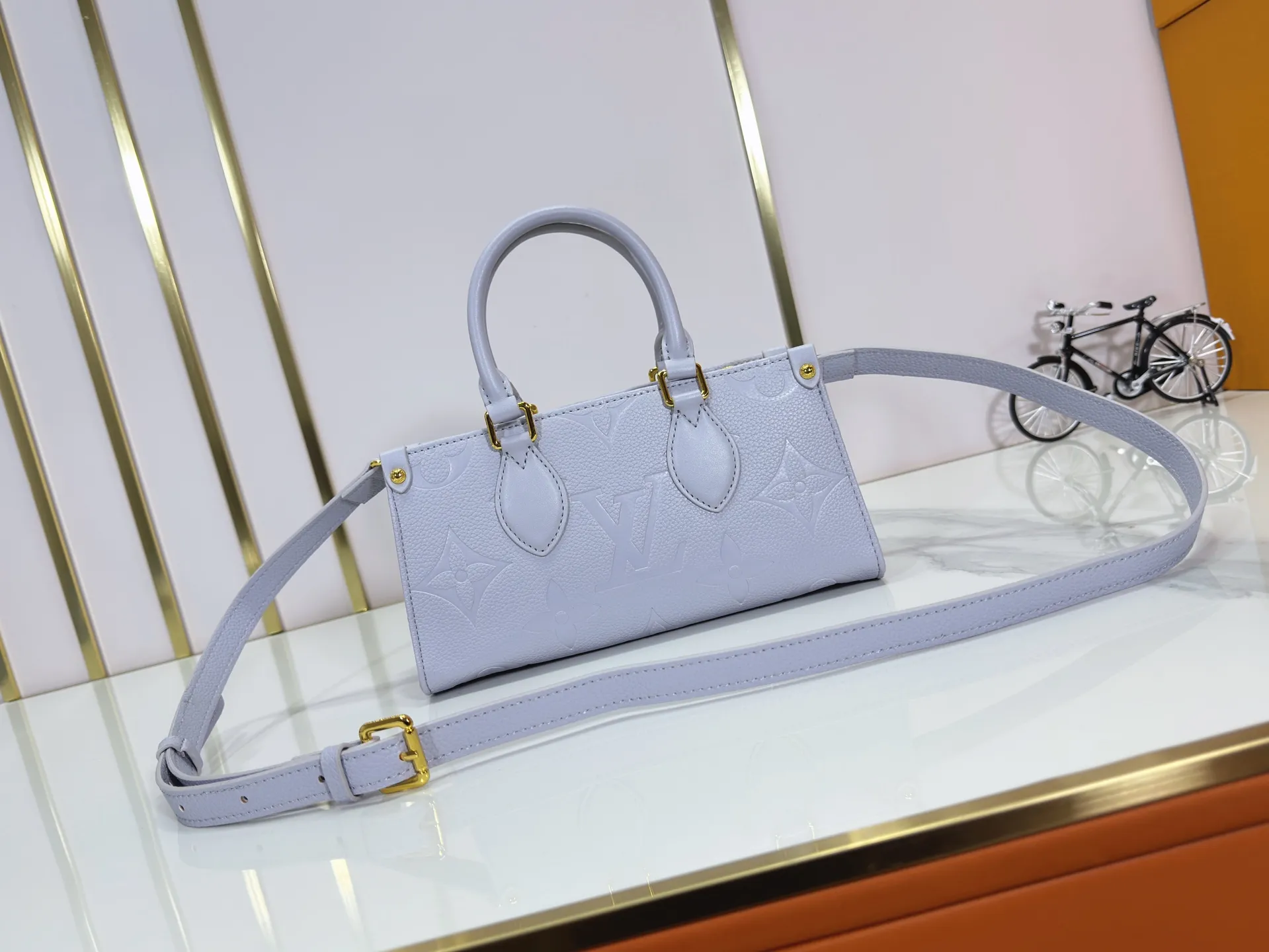 P240 Upgraded original M15192 M23640 M23698 M14213 M14236 M46653 This OnTheGo East West handbag is from the LV Milky Way series. It renders the iconic Monogram Empreinte leather in seasonal colors, complementing the shiny metal parts and detachable woven chain. The inner and outer compartments can store daily necessities in an orderly manner, and the compact size makes it easy to carry in a variety of ways. Dimensions: 25.0 x 13.0 x 10.0 cm (length x height x width)