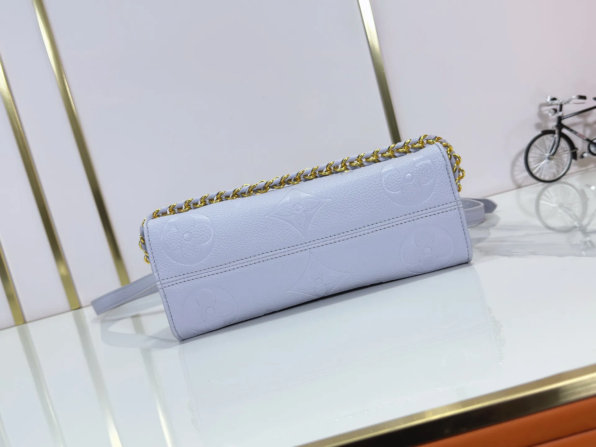 P240 Upgraded original M15192 M23640 M23698 M14213 M14236 M46653 This OnTheGo East West handbag is from the LV Milky Way series. It renders the iconic Monogram Empreinte leather in seasonal colors, complementing the shiny metal parts and detachable woven chain. The inner and outer compartments can store daily necessities in an orderly manner, and the compact size makes it easy to carry in a variety of ways. Dimensions: 25.0 x 13.0 x 10.0 cm (length x height x width)