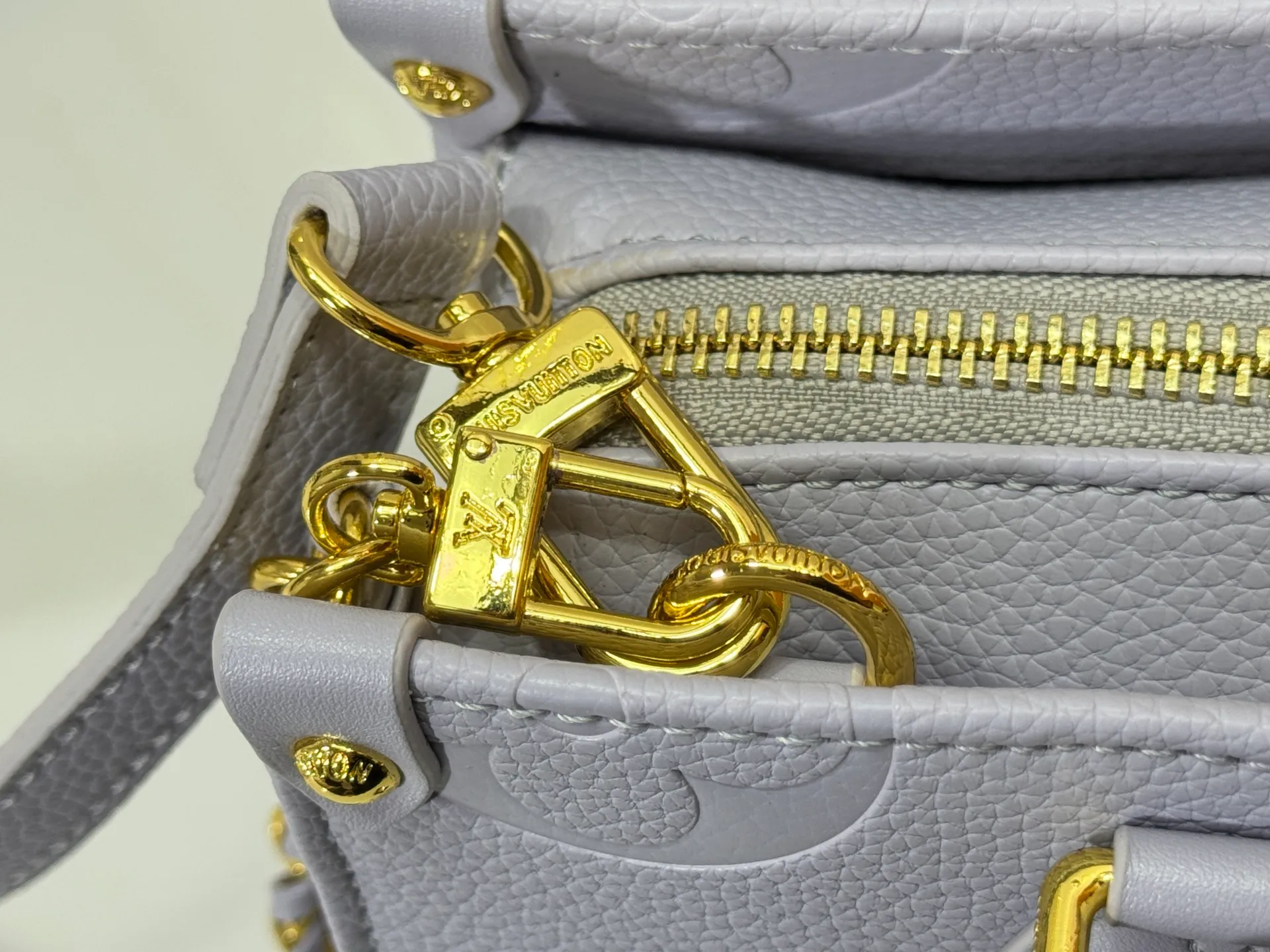 P240 Upgraded original M15192 M23640 M23698 M14213 M14236 M46653 This OnTheGo East West handbag is from the LV Milky Way series. It renders the iconic Monogram Empreinte leather in seasonal colors, complementing the shiny metal parts and detachable woven chain. The inner and outer compartments can store daily necessities in an orderly manner, and the compact size makes it easy to carry in a variety of ways. Dimensions: 25.0 x 13.0 x 10.0 cm (length x height x width)