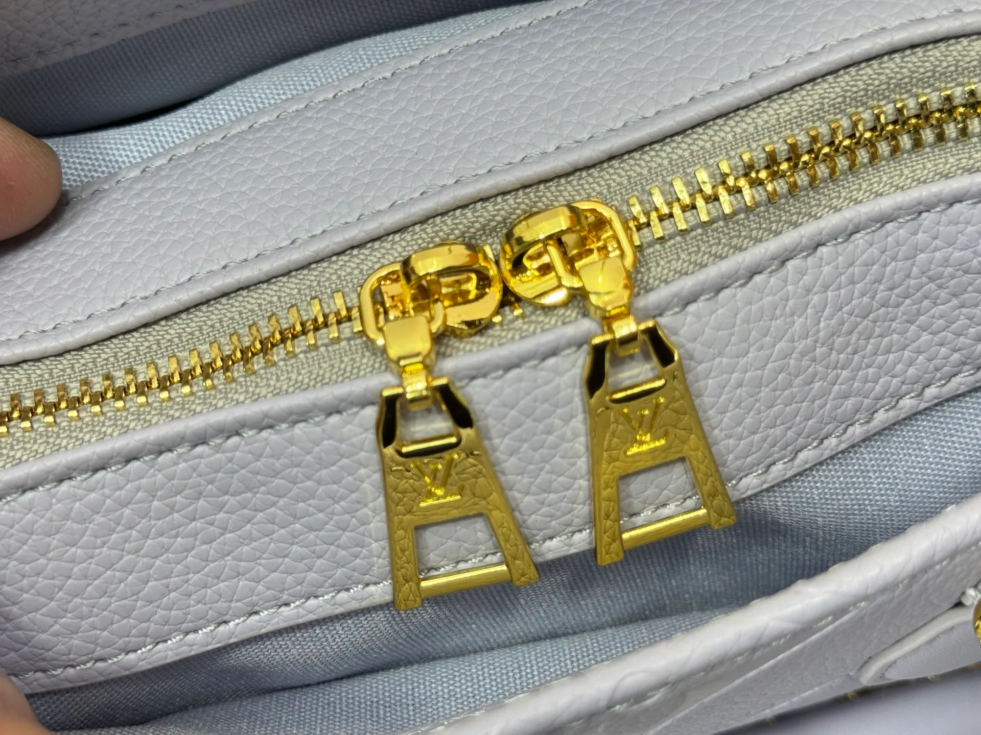 P240 Upgraded original M15192 M23640 M23698 M14213 M14236 M46653 This OnTheGo East West handbag is from the LV Milky Way series. It renders the iconic Monogram Empreinte leather in seasonal colors, complementing the shiny metal parts and detachable woven chain. The inner and outer compartments can store daily necessities in an orderly manner, and the compact size makes it easy to carry in a variety of ways. Dimensions: 25.0 x 13.0 x 10.0 cm (length x height x width)